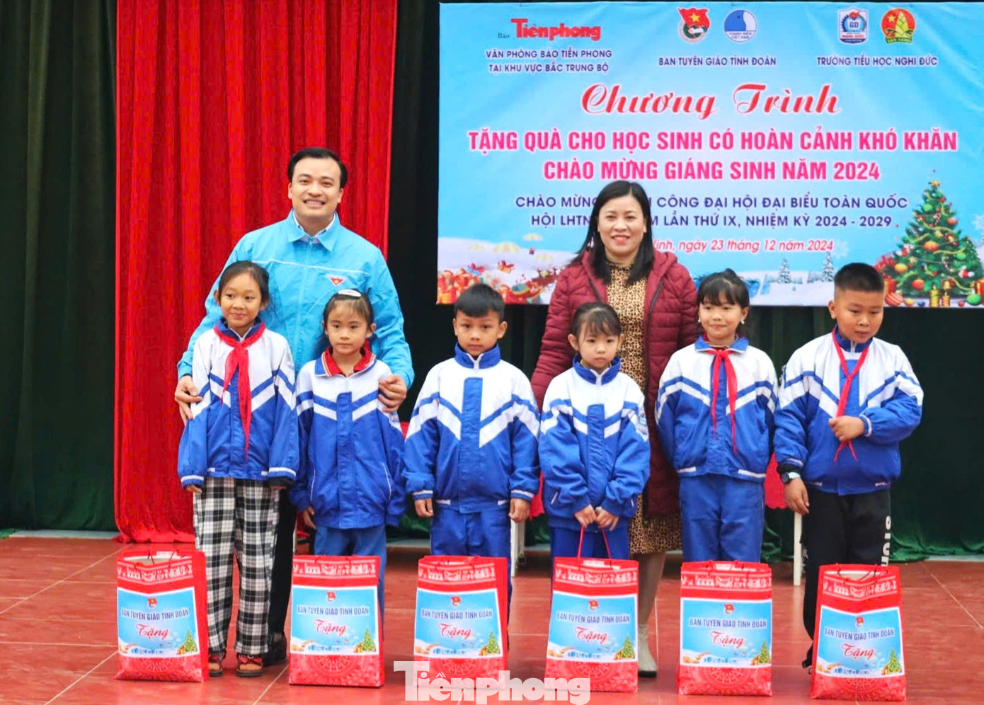 Trao tặng 6 suất quà an sinh cho các em học sinh. Trao tặng 6 suất quà an sinh cho các em học sinh.