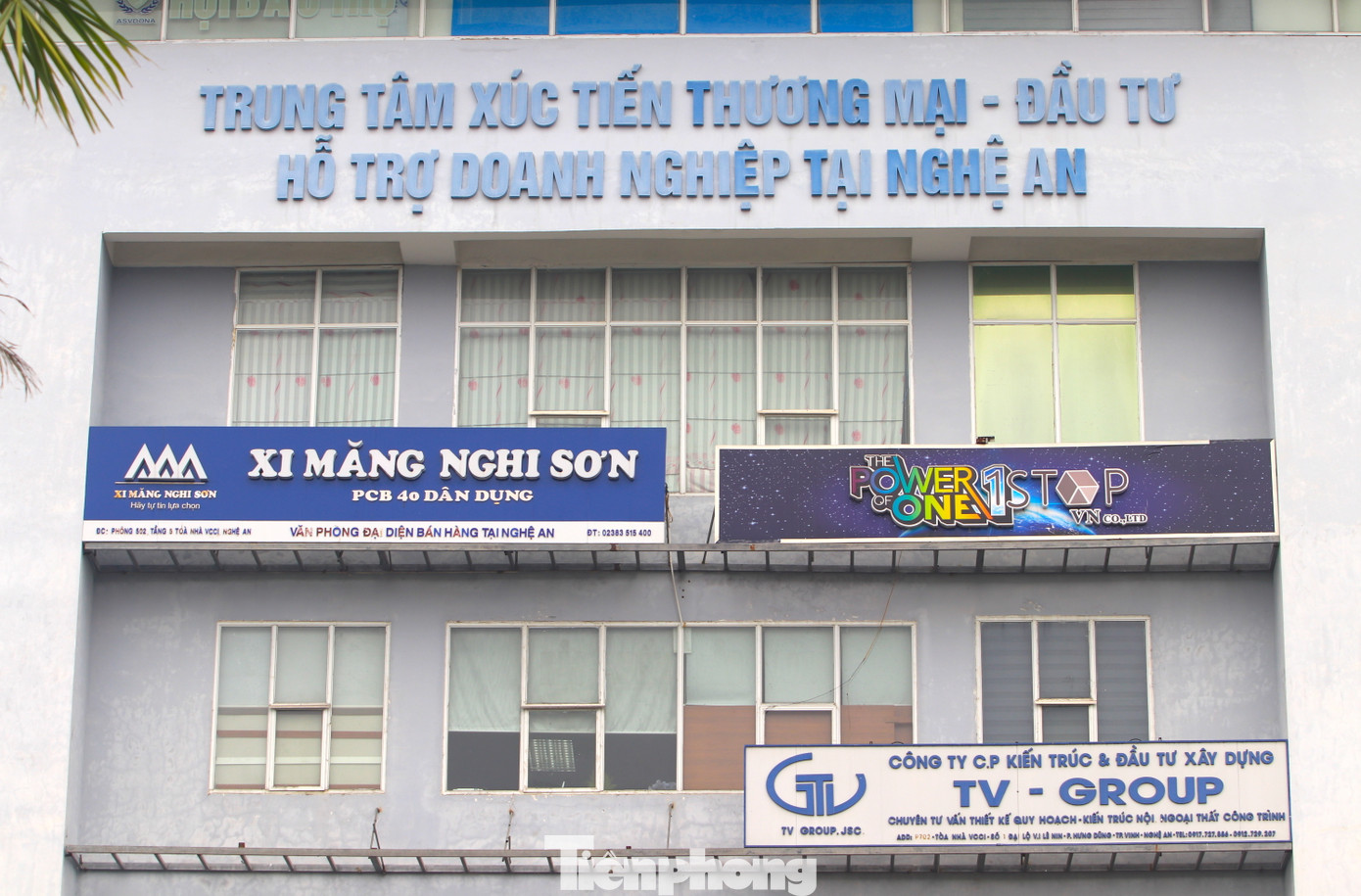 Tầng 1 của tòa nhà 7 tầng phía Đại lộ Lê Nin được sử dụng cho bán cafe và ngân hàng.