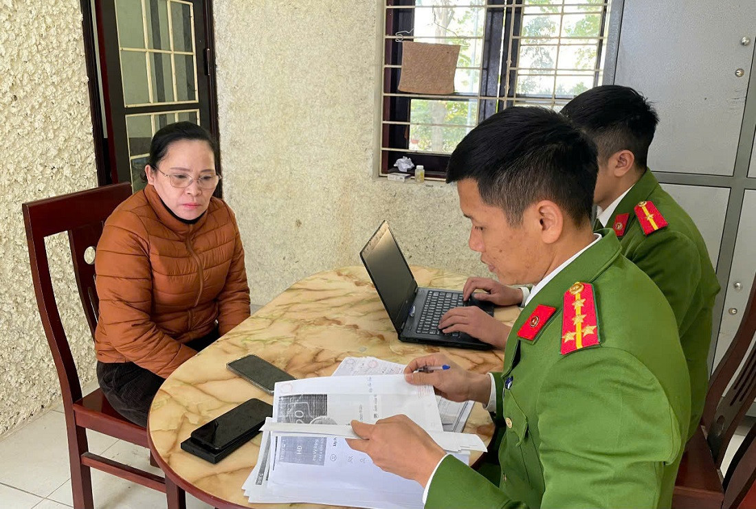 Công an làm việc với đối tượng Phạm Thị Xuân cầm đầu đường dây.