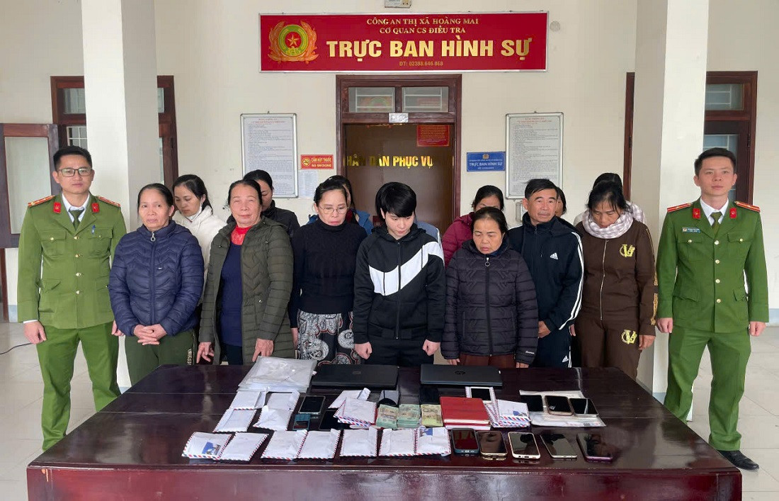 Công an bắt giữ 23 đối tượng liên quan, trong đó có nhiều phụ nữ tham gia đường dây đánh bạc này.