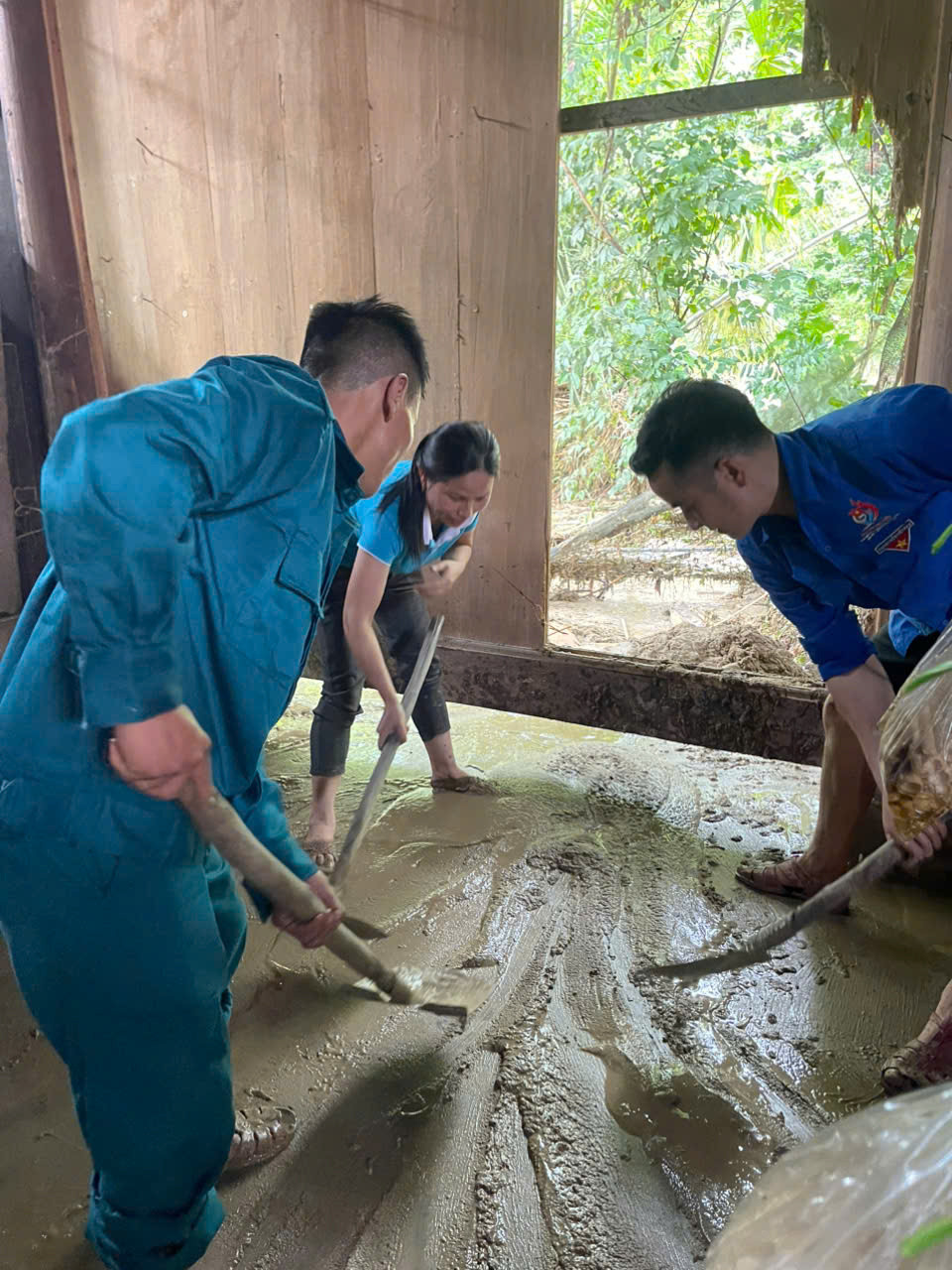 Sáng 30/5, Đoàn viên thanh niên xã Hữu Khuông cùng các cơ quan đoàn thể trên địa bàn xã đã xuống hỗ trợ người dân dọn dẹp bùn đất, khắc phục hậu quả sau cơn lũ.