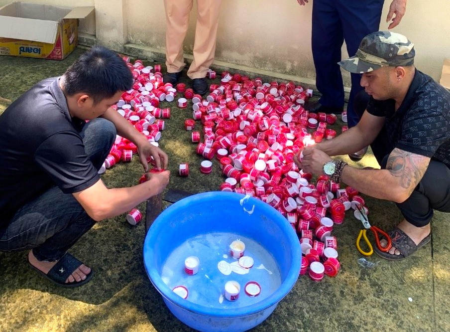 Sau khi lập biên bản xử phạt, lực lượng chức năng buộc tiêu hủy số hàng vi phạm trên. Sau khi lập biên bản xử phạt, lực lượng chức năng buộc tiêu hủy số hàng vi phạm trên.