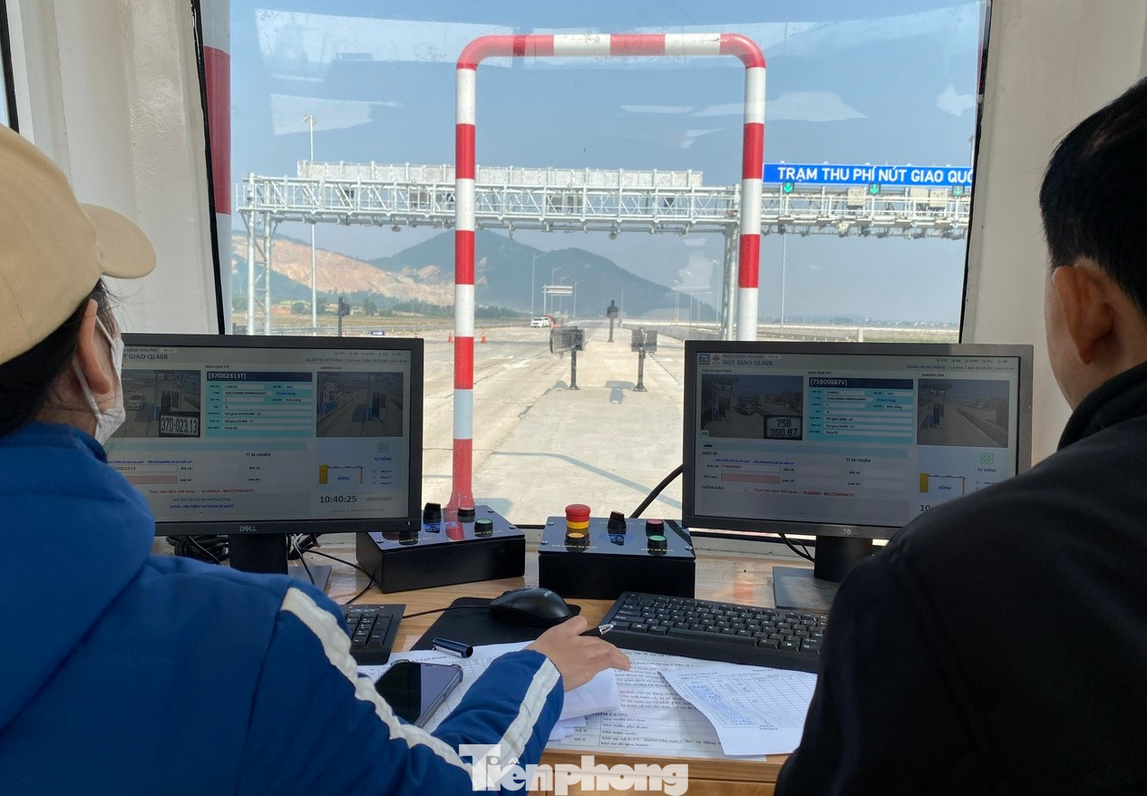 Hiện cao tốc không hạn chế tải trọng nên lượng xe tải nặng đi vào cao tốc tăng lên. Hiện cao tốc không hạn chế tải trọng nên lượng xe tải nặng đi vào cao tốc tăng lên.