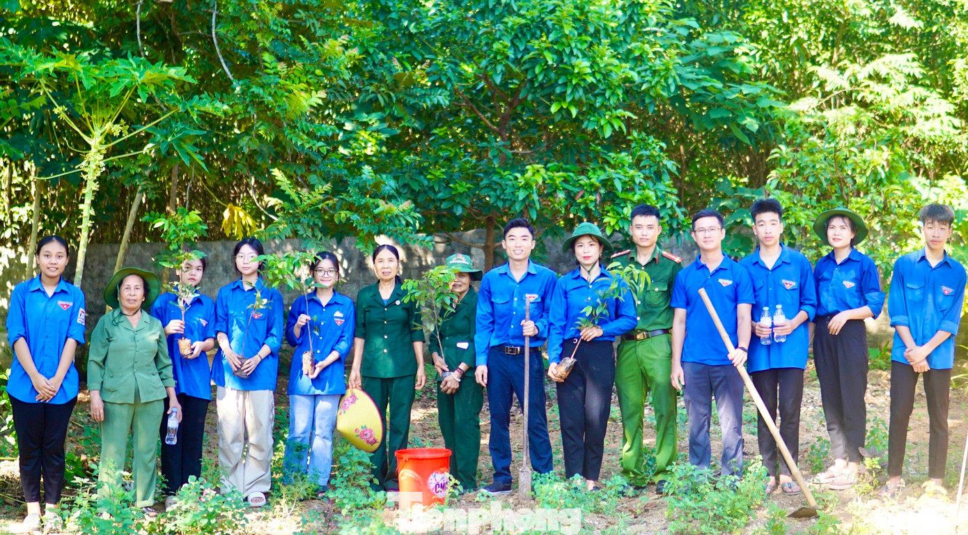 Nhân kỷ niệm 74 năm Ngày truyền thống lực lượng TNXP Việt Nam (15/7), kỷ niệm 77 năm ngày Thương binh - Liệt sỹ (27/7), nằm trong chuỗi hoạt động Chiến dịch Thanh niên tình nguyện Hè 2024, tuổi trẻ thị xã Thái Hoà (Nghệ An) đã ra quân trồng, chăm sóc, phát quang vườn cây cho hộ gia đình cựu TNXP Nguyễn Thị Lan (trú xã Đông Hiếu).