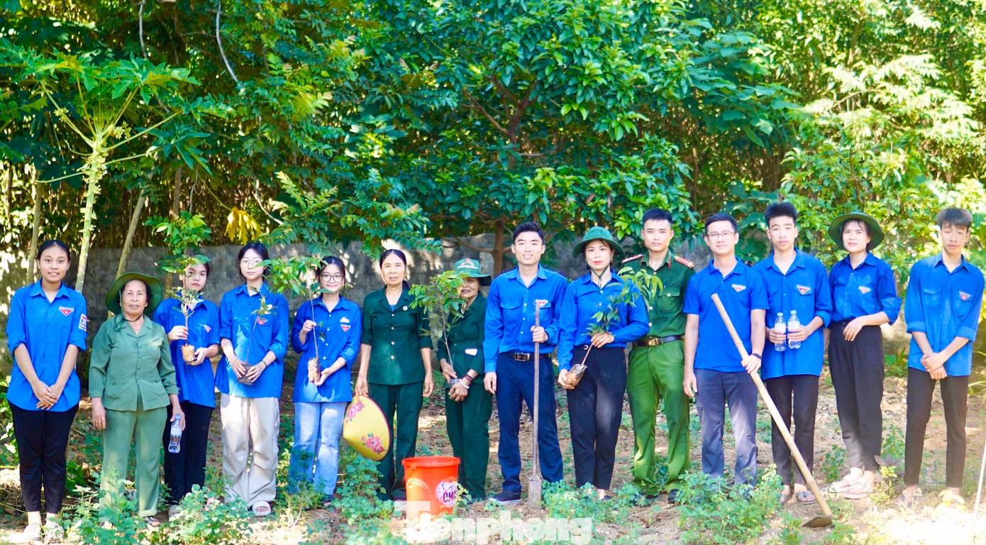 Nhân kỷ niệm 74 năm Ngày truyền thống lực lượng TNXP Việt Nam (15/7), kỷ niệm 77 năm ngày Thương binh - Liệt sỹ (27/7), nằm trong chuỗi hoạt động Chiến dịch Thanh niên tình nguyện Hè 2024, tuổi trẻ thị xã Thái Hoà (Nghệ An) đã ra quân trồng, chăm sóc, phát quang vườn cây cho hộ gia đình cựu TNXP Nguyễn Thị Lan (trú xã Đông Hiếu).