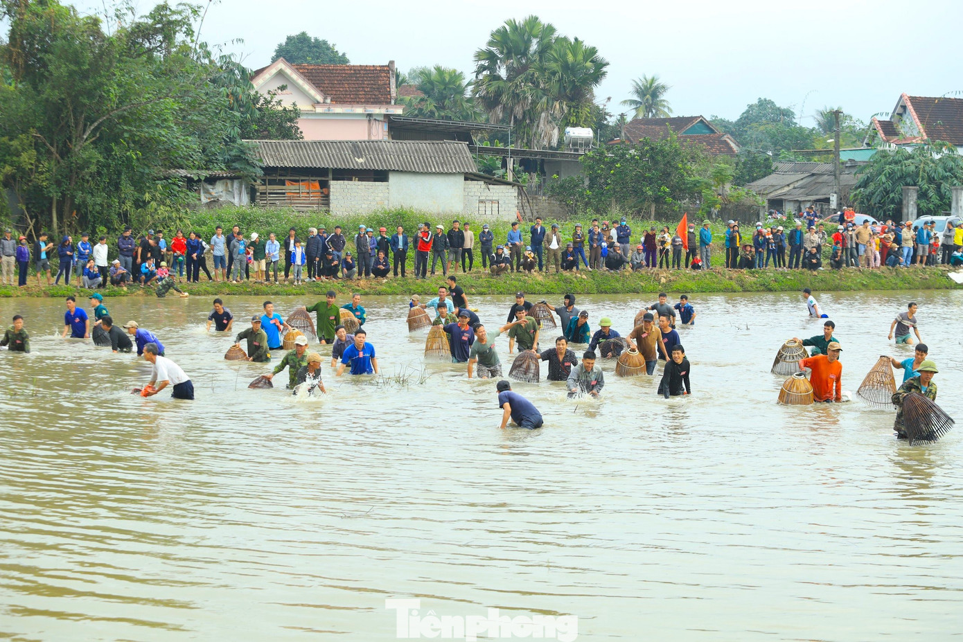 Đúng 8h30', sau hiệu lệnh của Ban tổ chức lễ hội, hàng chục nơm thủ vừa hò hét vừa nơm cá trong tiếng cười đùa.