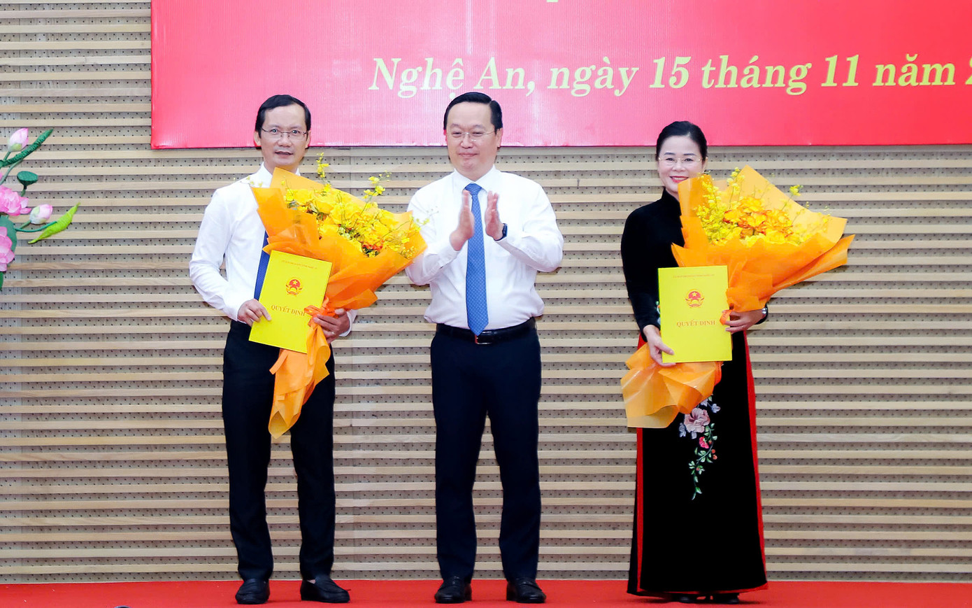 Bí thư Tỉnh ủy, Chủ tịch UBND tỉnh Nghệ An Nguyễn Đức Trung tặng hoa chúc mừng 2 cán bộ vừa được điều động, bổ nhiệm. Ảnh: Kim Oanh Bí thư Tỉnh ủy, Chủ tịch UBND tỉnh Nghệ An Nguyễn Đức Trung tặng hoa chúc mừng 2 cán bộ vừa được điều động, bổ nhiệm. Ảnh: Kim Oanh