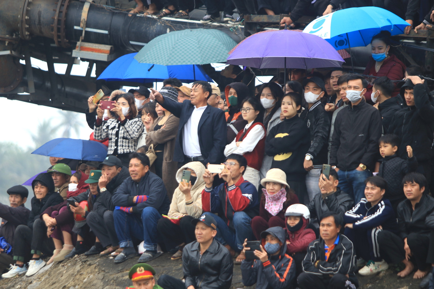 Người dân ngồi khắp bờ sông, gầm cầu, lan can để được tận mắt theo dõi những màn đua gay cấn.