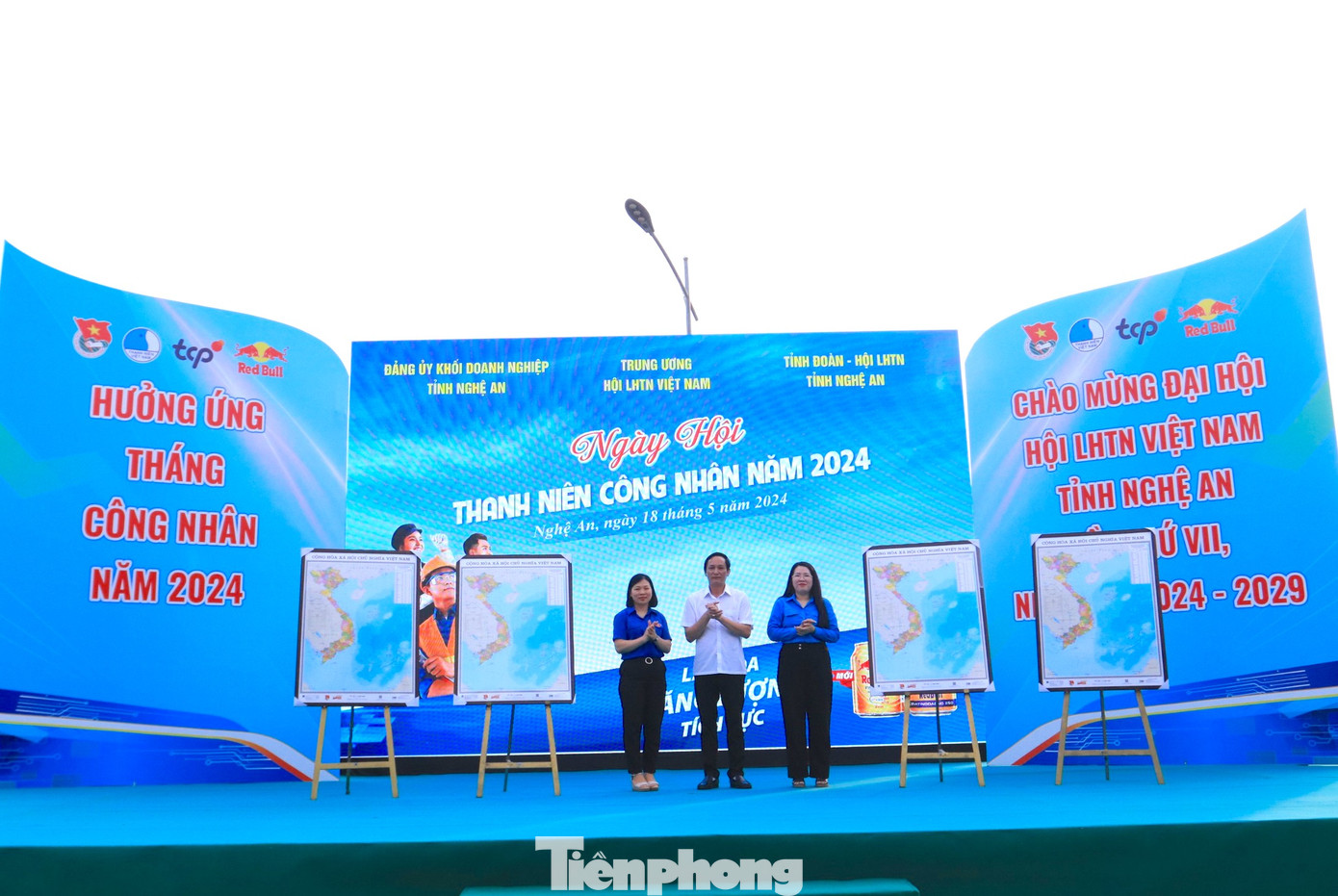 Hưởng ứng Cuộc vận động tự hào một dải non sông do T.Ư Đoàn phát động, Ban Thường vụ Tỉnh Đoàn Nghệ An đã trao tặng 5 bản đồ Việt Nam cho Công ty CP May Halotexco. Được biết, trong thời gian qua, Ban Thường vụ Tỉnh Đoàn Nghệ An đã trao tặng hơn 10.000 bản đồ cho các cơ quan, đơn vị, trường học, các tổ chức đoàn, doanh nghiệp để lan tỏa niềm tự hào dân tộc, yêu quê hương, tổ quốc. Hưởng ứng Cuộc vận động tự hào một dải non sông do T.Ư Đoàn phát động, Ban Thường vụ Tỉnh Đoàn Nghệ An đã trao tặng 5 bản đồ Việt Nam cho Công ty CP May Halotexco. Được biết, trong thời gian qua, Ban Thường vụ Tỉnh Đoàn Nghệ An đã trao tặng hơn 10.000 bản đồ cho các cơ quan, đơn vị, trường học, các tổ chức đoàn, doanh nghiệp để lan tỏa niềm tự hào dân tộc, yêu quê hương, tổ quốc.