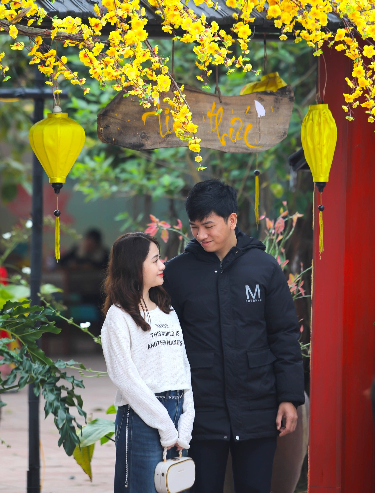 Nhiều bạn trẻ cũng đến chùa du xuân, chụp hình lưu lại những khoảnh khắc của tuổi thanh xuân. Nhiều bạn trẻ cũng đến chùa du xuân, chụp hình lưu lại những khoảnh khắc của tuổi thanh xuân.