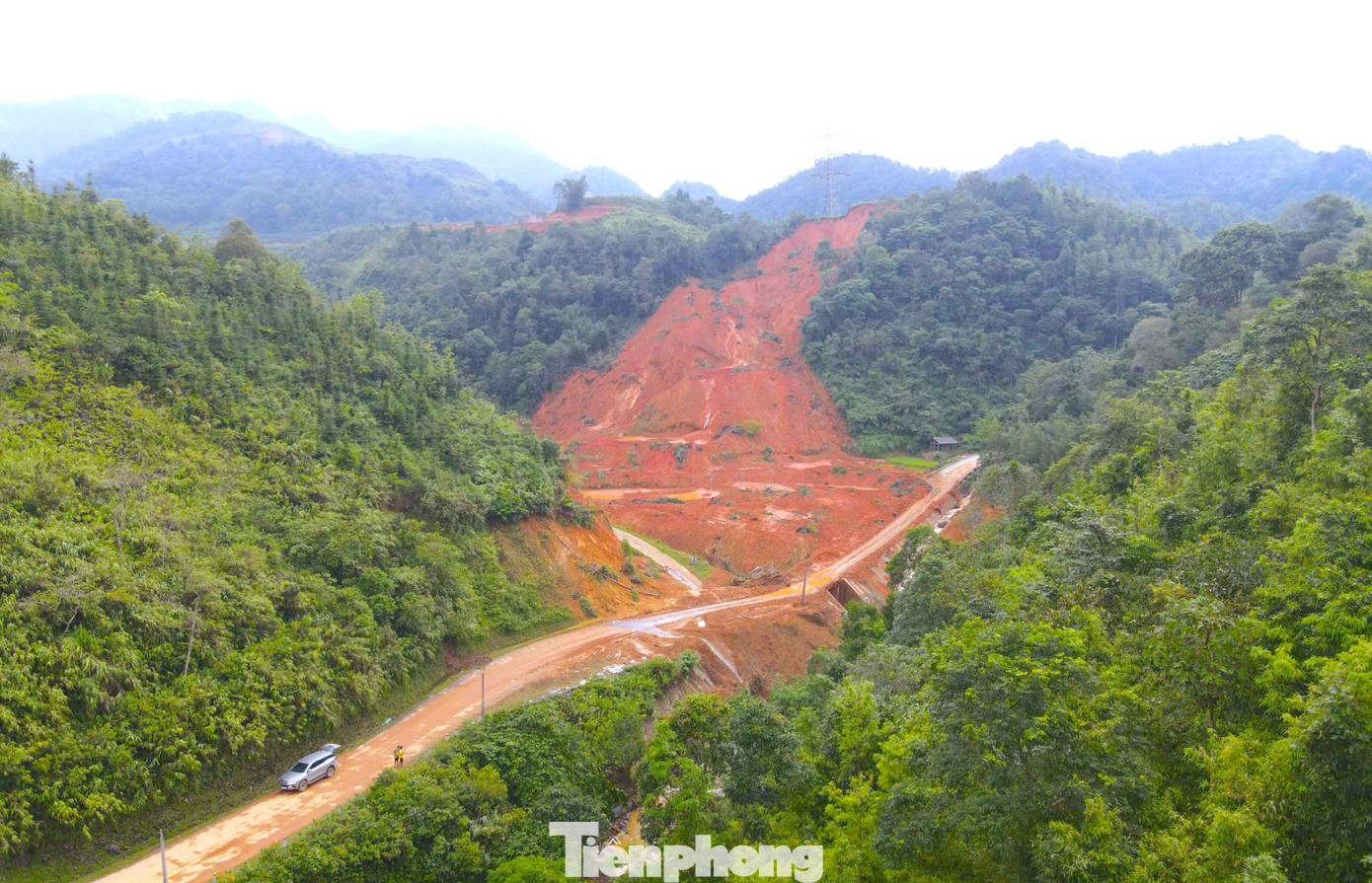 Cũng trong sáng 9/9, núi Khuổi Ngọa (xã Ca Thành) bất ngờ đổ sập xuống. Hàng trăm nghìn khối đất đá đổ ào xuống phía dưới.