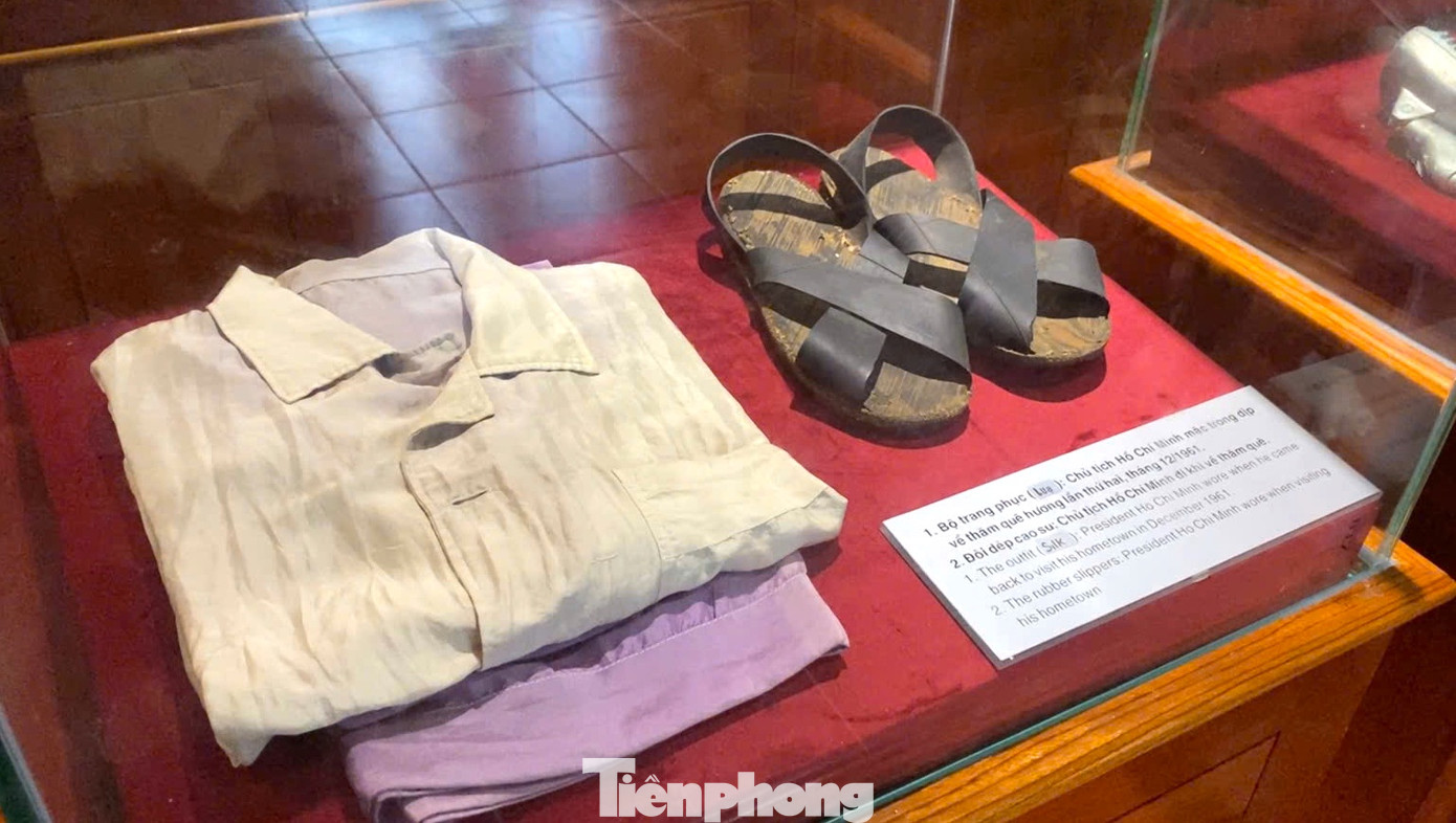 Bộ trang phục, đôi dép cao su của Chủ tịch Hồ Chí Minh mặc trong dịp về thăm quê hương. Bộ trang phục, đôi dép cao su của Chủ tịch Hồ Chí Minh mặc trong dịp về thăm quê hương.