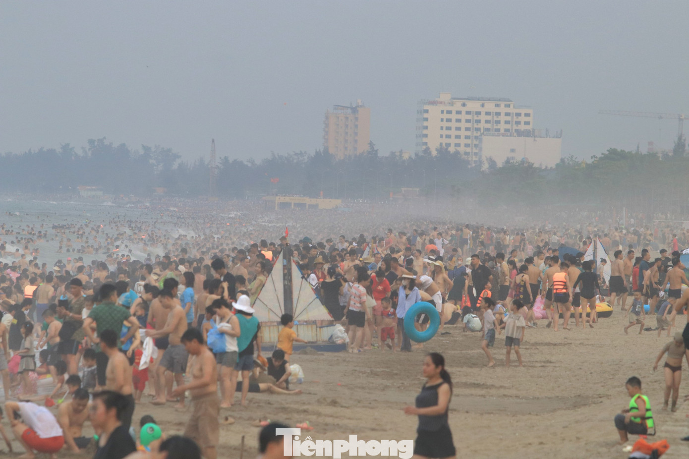 Bờ cát bãi biển Cửa Lò chật kín du khách.