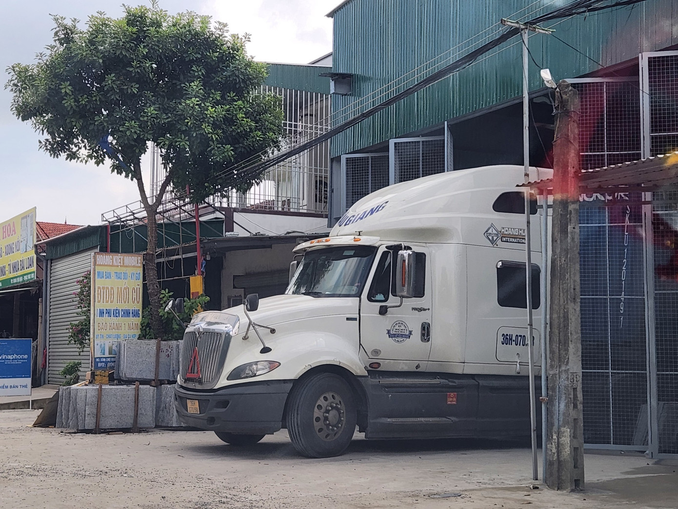 Ngày 3/10, chiếc xe container vẫn đang để nguyên tại hiện trường. Lãnh đạo xã Nghi Hoa cho biết nhà xưởng này vừa được xây dựng để nhập đá thành phẩm về bán. Khi chưa kịp khai trương thì xảy ra sự cố này.