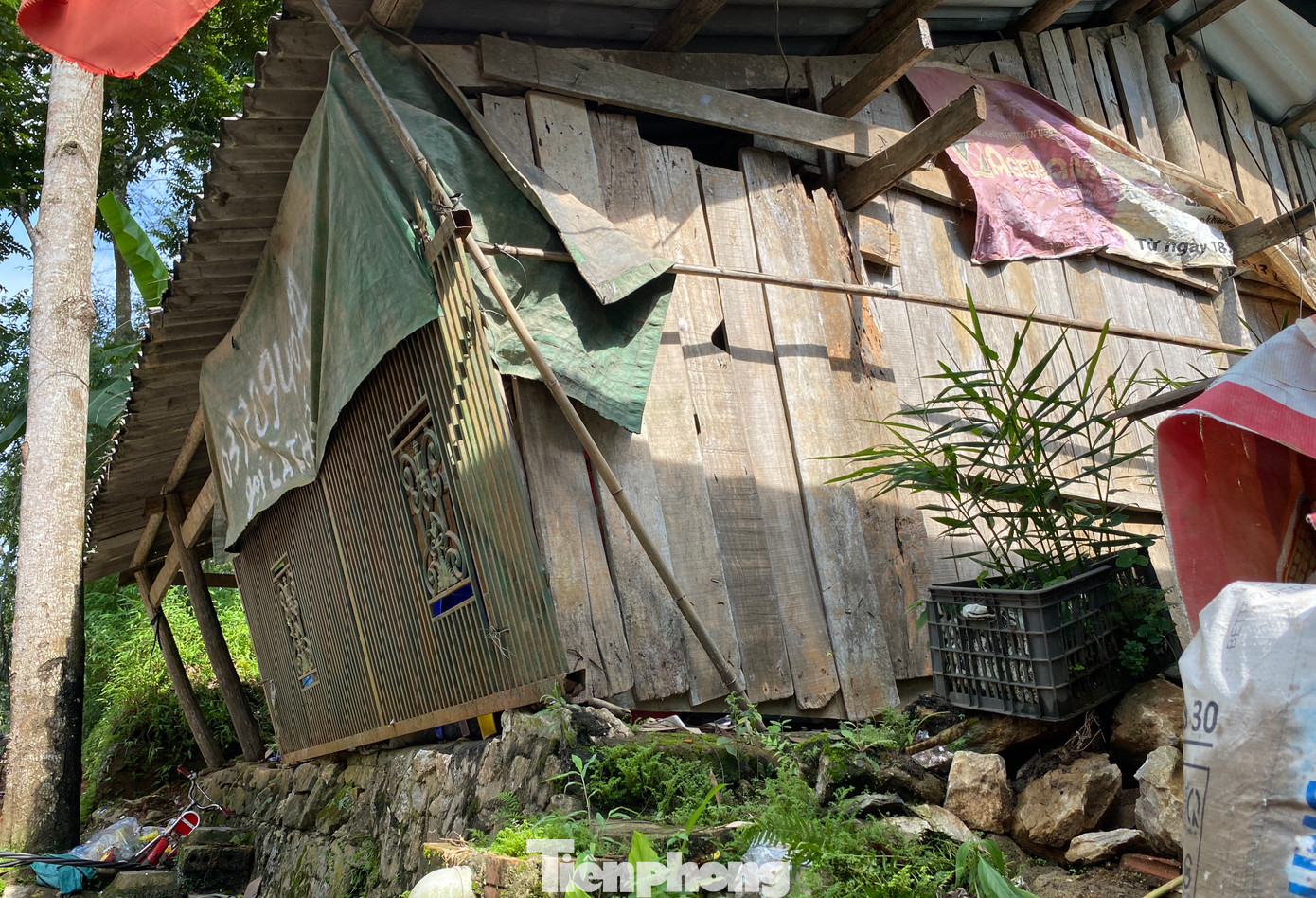 Một căn nhà ở thị trấn Nguyên Bình (huyện Nguyên Bình, Cao Bằng) bị sạt lở xô nghiêng.