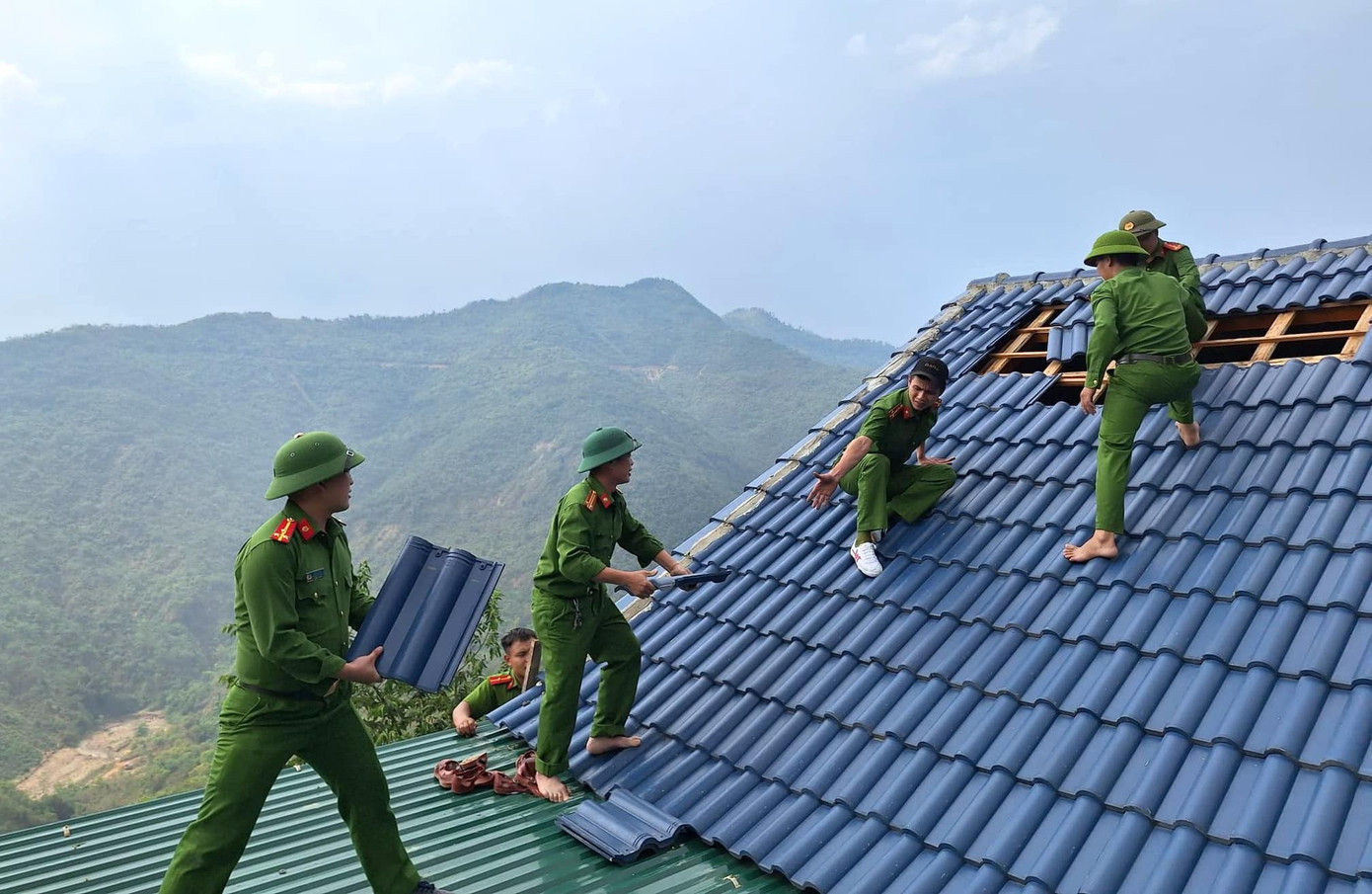 Các cán bộ chiến sỹ đồng lòng cùng người dân dựng lại nhà bất kể thời tiết nắng nóng. Các cán bộ chiến sỹ đồng lòng cùng người dân dựng lại nhà bất kể thời tiết nắng nóng.