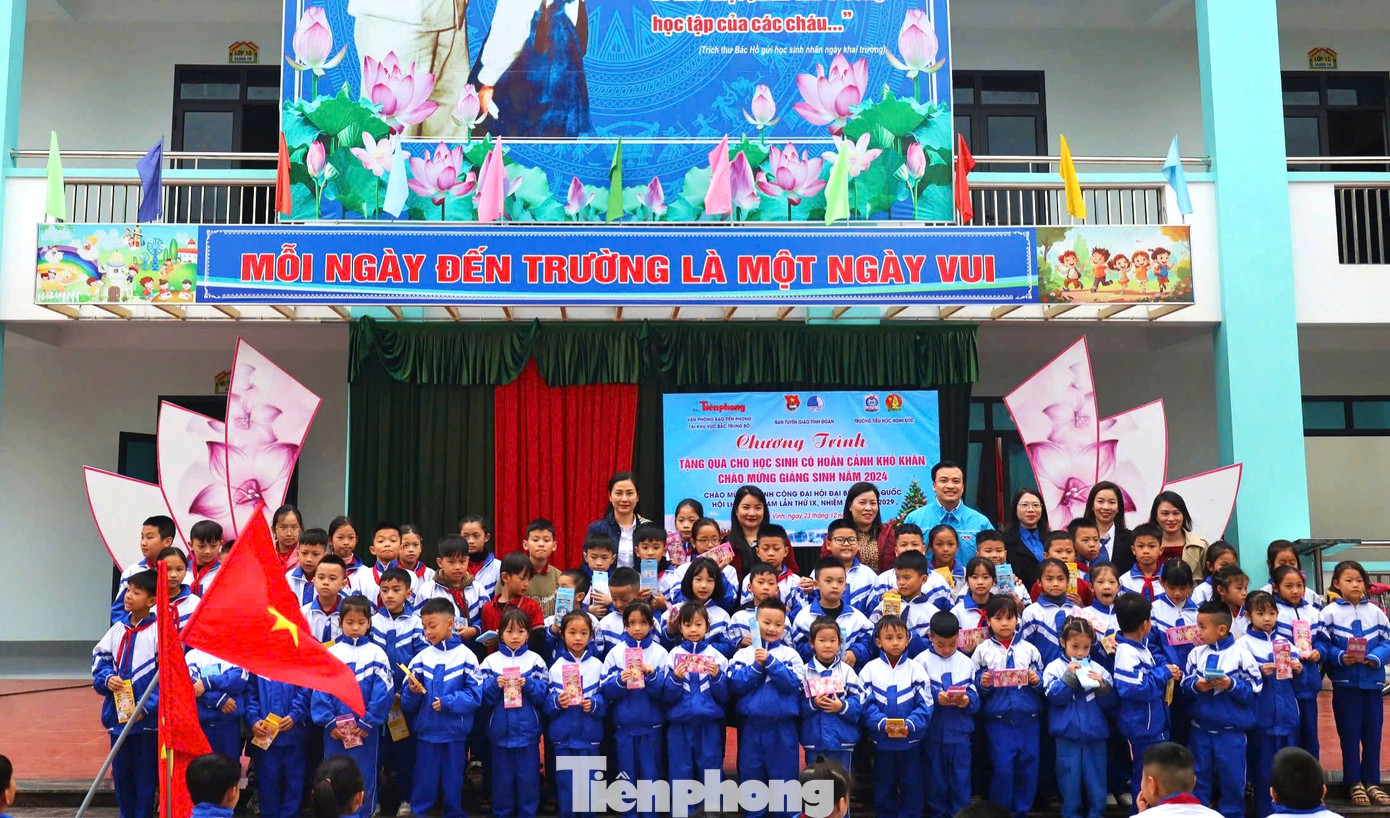 Ban tổ chức trao tặng 70 hộp bút vẽ cho các em học sinh trong trường. Ban tổ chức trao tặng 70 hộp bút vẽ cho các em học sinh trong trường.