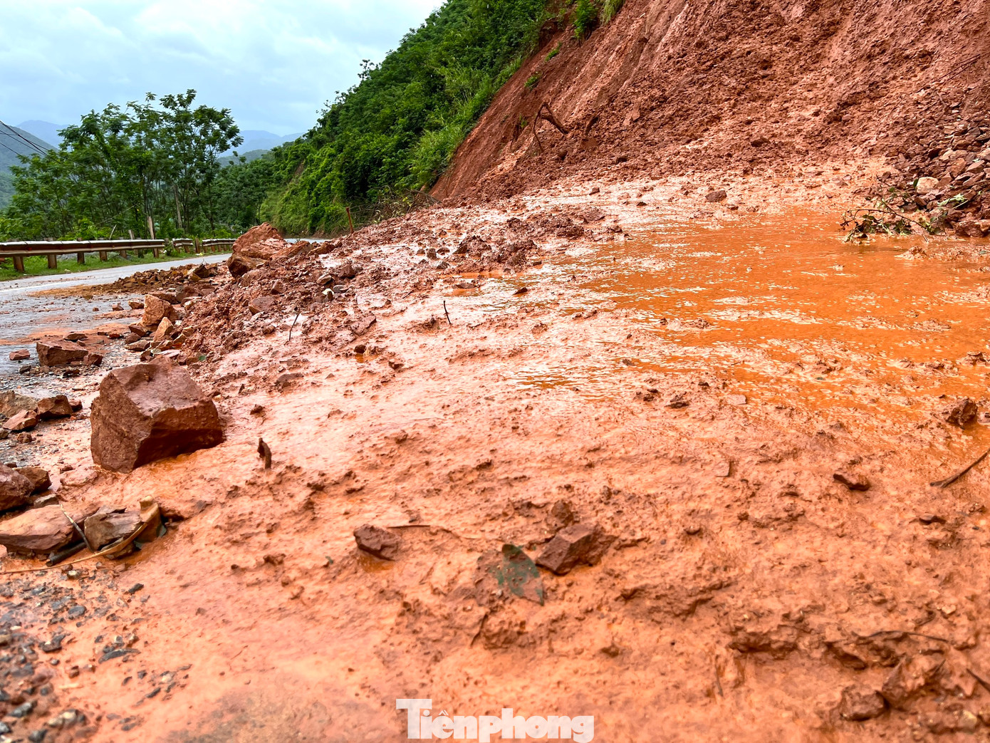 Hiện tại, tuyến đường từ trung tâm huyện Kỳ Sơn đi Cửa khẩu quốc tế Nậm Cắn đã xuất hiện 3 điểm sạt lở nhẹ. Bùn đất từ quả đồi bên đường sạt lở tràn xuống lòng đường. Hiện tại, tuyến đường từ trung tâm huyện Kỳ Sơn đi Cửa khẩu quốc tế Nậm Cắn đã xuất hiện 3 điểm sạt lở nhẹ. Bùn đất từ quả đồi bên đường sạt lở tràn xuống lòng đường.