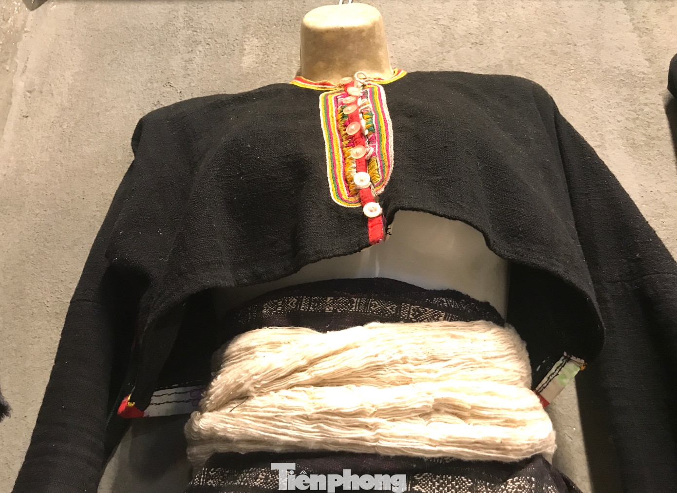 Trang phục của mỗi dân tộc đều có những họa tiết và cách trang trí khác nhau. Có những bộ trang phục được thêu hình hoa, con vật. Cũng có những bộ được trang trí thêm những bông hoa, hình tượng bằng bạc trắng.