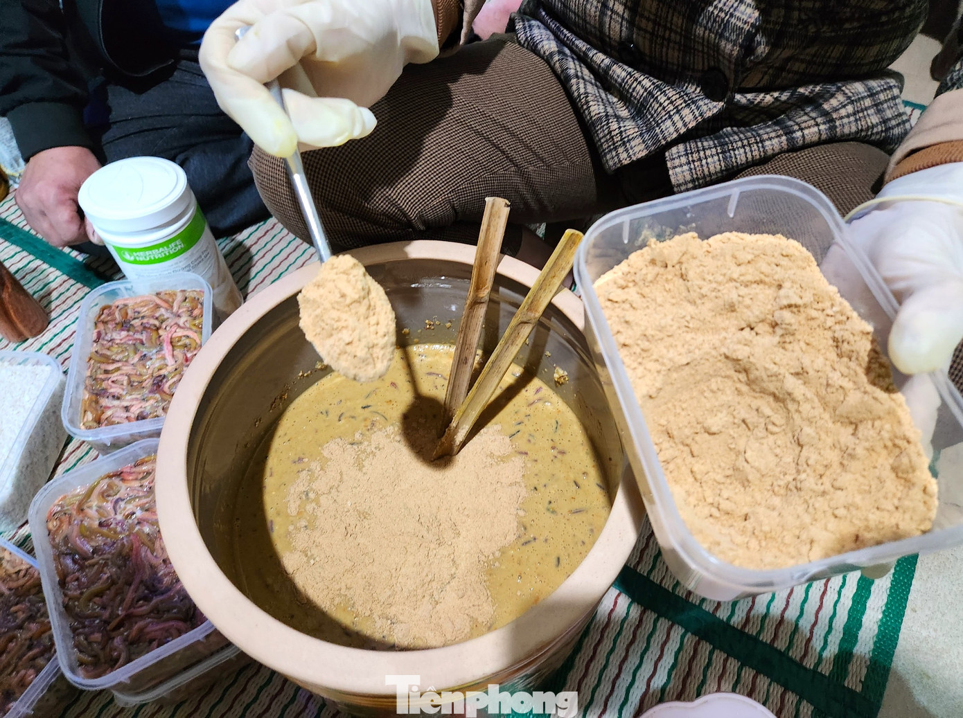 “Vỏ quýt khô, nghệ, hành tăm, gừng thì được giã nhỏ. Sau khi cho rươi vào hũ sành, lượng gia vị sẽ được nêm theo công thức nhất định rồi dùng đũa tre để đánh rươi thật nhuyễn. Điều quan trọng trong muối rươi là không để nước lạnh rơi vào. Nếu một giọt nước rơi vào thì cả hũ rươi sẽ hỏng”, chị Lan chia sẻ.