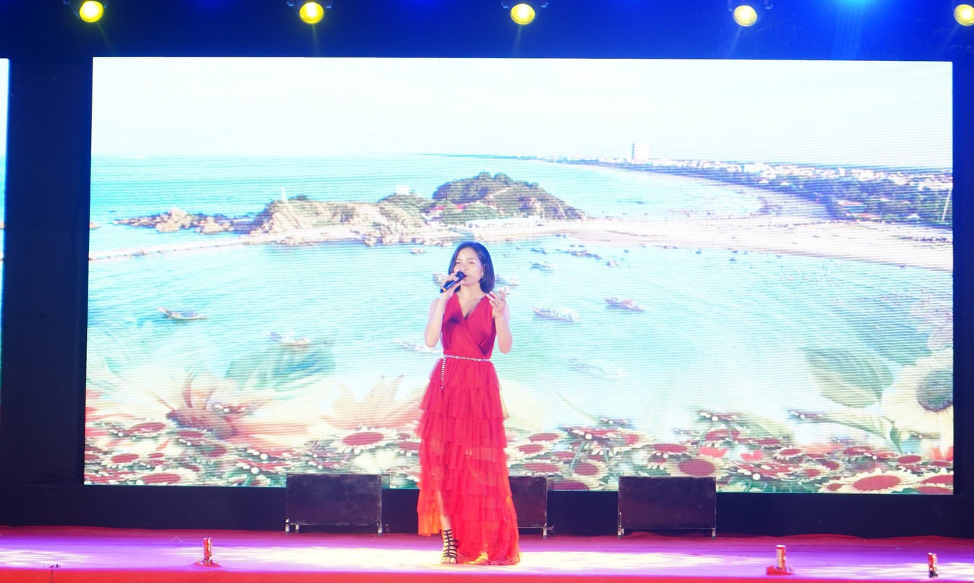 Trong Phố đêm Cửa Lò sẽ tổ chức nhiều hoạt động hấp dẫn như: Lễ hội Âm nhạc đường phố với sự biểu diễn của các nhóm nhạc, nhóm nhảy hiện đại, với nhiều loại hình nghệ thuật trên không gian đường phố và các tụ điểm sân khấu phục vụ nhân dân và du khách. Trong Phố đêm Cửa Lò sẽ tổ chức nhiều hoạt động hấp dẫn như: Lễ hội Âm nhạc đường phố với sự biểu diễn của các nhóm nhạc, nhóm nhảy hiện đại, với nhiều loại hình nghệ thuật trên không gian đường phố và các tụ điểm sân khấu phục vụ nhân dân và du khách.