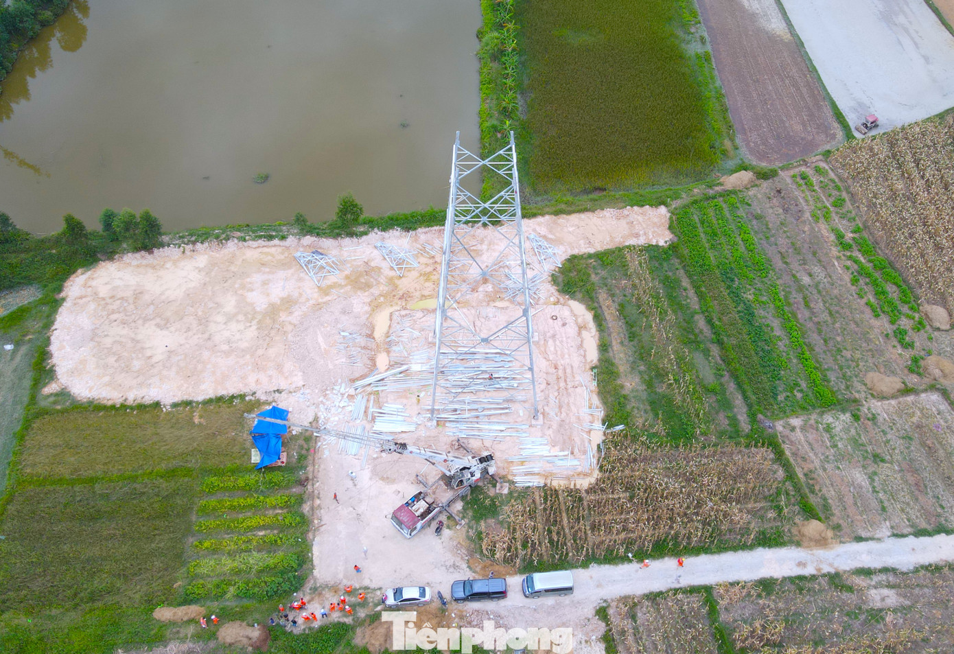 Những ngày qua, các cột điện đang dần được hình thành. Tại mỗi cột điện luôn có từ 20-30 công nhân tất bật xây lắp, dựng cột điện.