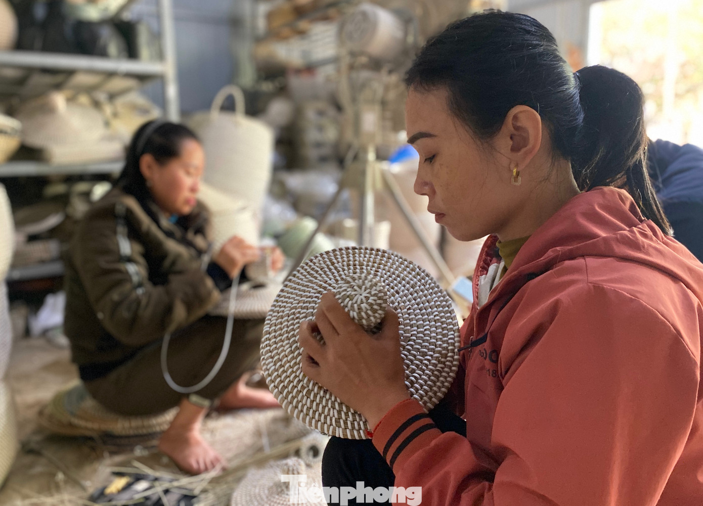 Chị Phạm Thị Bàng - 43 tuổi (trú xã Thọ Thành, huyện Yên Thành) cho biết, trung bình mỗi sản phẩm hoàn chỉnh chị được trả công từ vài chục đến vài trăm ngàn đồng tùy kích thước, kiểu dáng và độ khó của sản phẩm. Trung bình mỗi tháng chị Bàng có thu nhập từ 4-5 triệu đồng. “Ở nông thôn có thu nhập vậy cũng tốt, thêm tiền trang trải cuộc sống và cho các con ăn học”, chị Bàng nói.