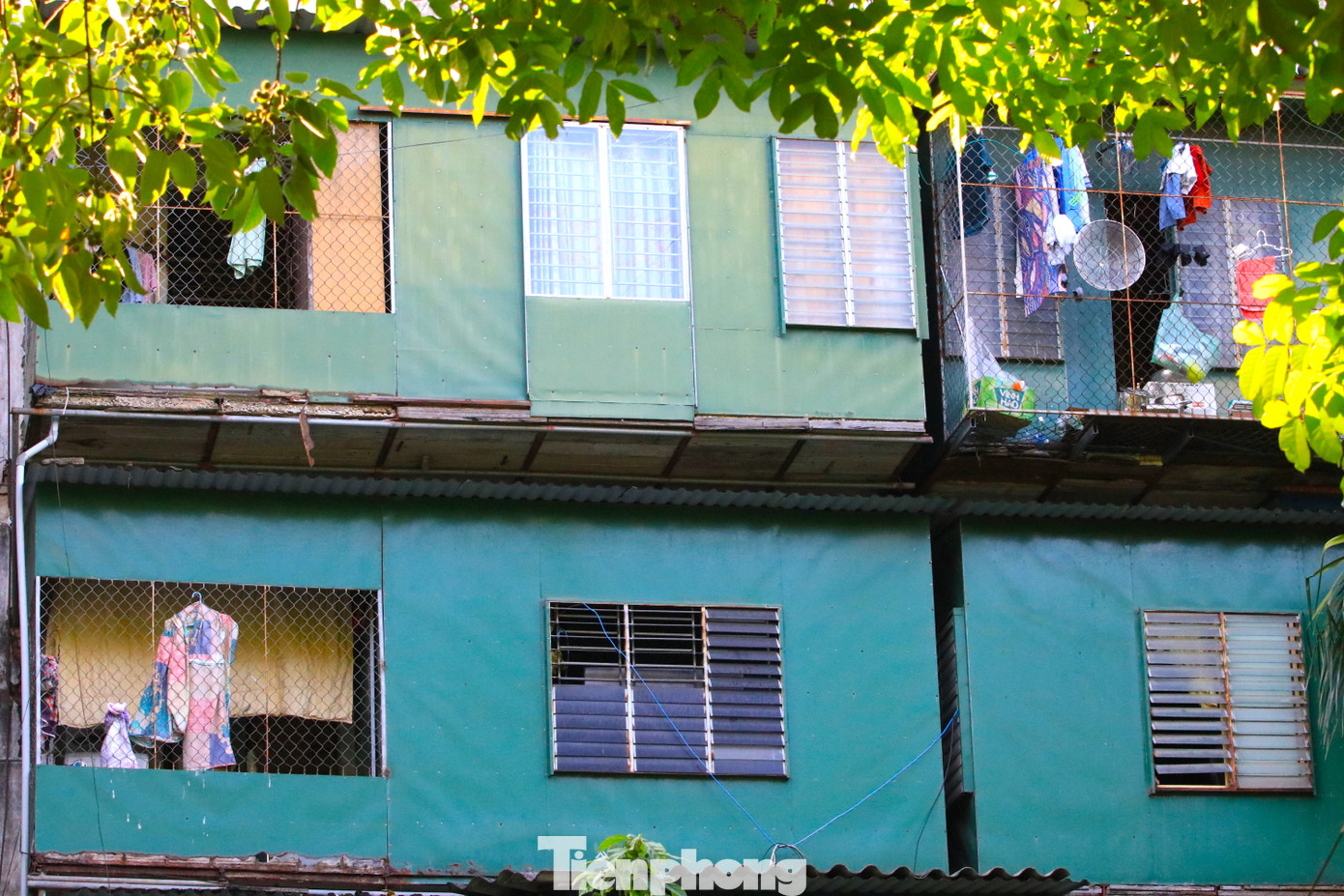 Bên trong những chiếc "chuồng cọp" là những thứ đồ lỉnh kỉnh và vật liệu dễ cháy. Nhìn bằng mắt thường, những chiếc "chuồng cọp" này có dấu hiệu mất an toàn.