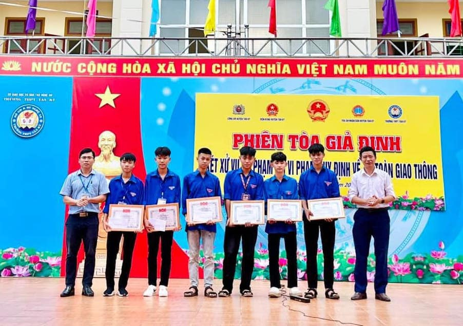 Các em học sinh được biểu dương trước toàn trường và nhận phần thưởng từ Quỹ khuyến học của trường, phụ huynh.