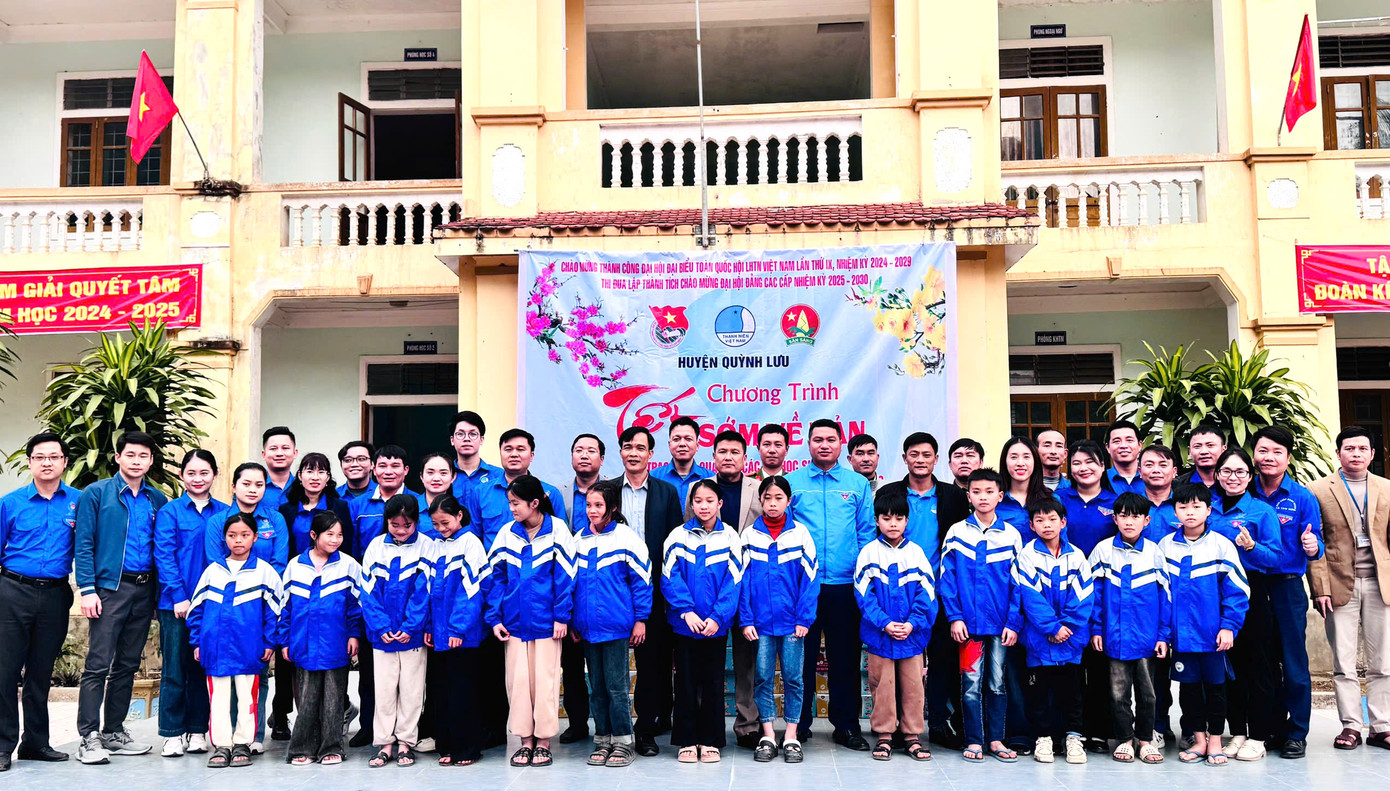 Trước đó tại xã Nậm Giải (huyện Quế Phong, Nghệ An), Huyện Đoàn - Hội LHTN - Hội đồng Đội huyện Quỳnh Lưu cũng đã tổ chức chương trình thiện nguyện "Tết sớm về bản" năm 2025.
