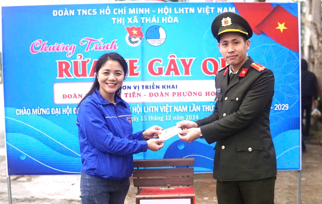 Chỉ trong một buổi, các đoàn viên thanh niên thị xã Thái Hòa đã rửa được hơn 30 xe ô tô và xe máy. "Ngoài tiền từ việc rửa xe, nhiều người cũng đến ủng hộ, góp thêm vào quỹ từ thiện được hơn 5 triệu đồng", anh Phan Huy Chung nói. Chỉ trong một buổi, các đoàn viên thanh niên thị xã Thái Hòa đã rửa được hơn 30 xe ô tô và xe máy. "Ngoài tiền từ việc rửa xe, nhiều người cũng đến ủng hộ, góp thêm vào quỹ từ thiện được hơn 5 triệu đồng", anh Phan Huy Chung nói.