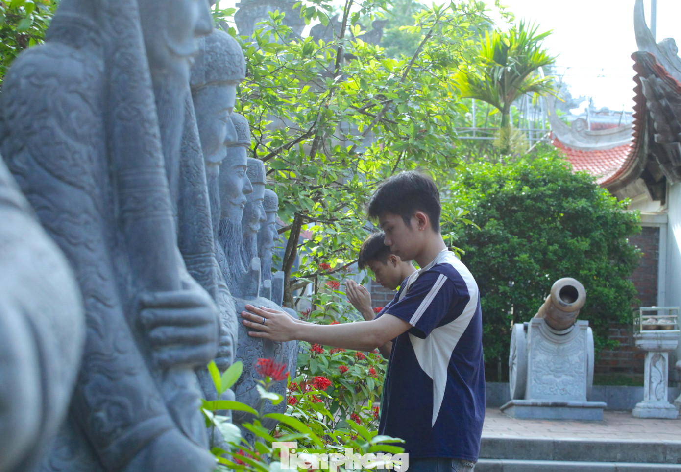 Sau khi vào thắp hương tại đền thờ Hoàng Đế Quang Trung, hai em Phan Anh Tùng và Nguyễn Kim Vũ (học sinh trường THPT Hà Huy Tập) đã đến trước dãy bức tượng quan văn, quan võ trong khuôn viên đền để cầu khấn.