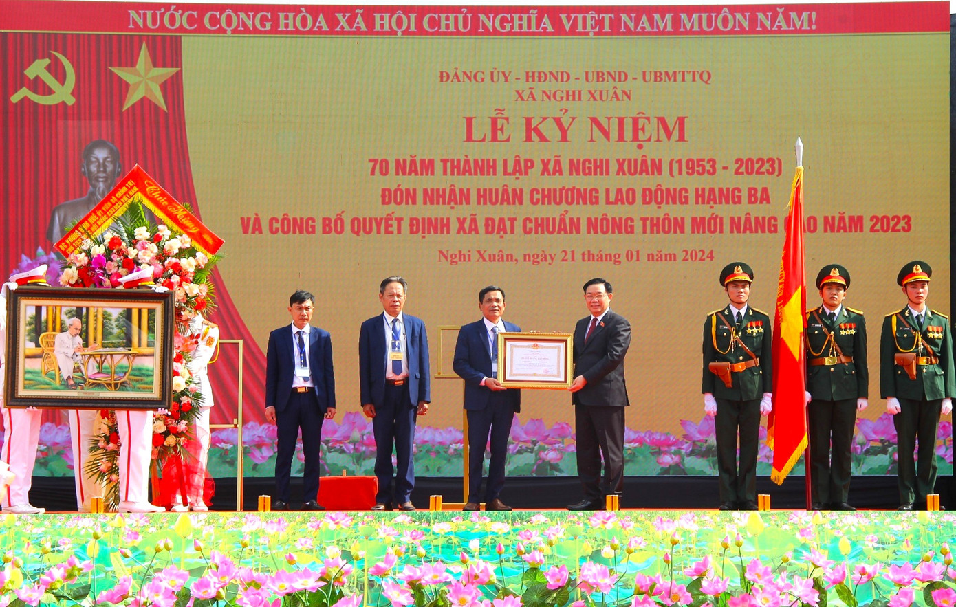 Chủ tịch Quốc hội Vương Đình Huệ trao tặng Huân chương Lao động hạng Ba; tặng hoa và bức tranh chúc mừng xã Nghi Xuân. Chủ tịch Quốc hội Vương Đình Huệ trao tặng Huân chương Lao động hạng Ba; tặng hoa và bức tranh chúc mừng xã Nghi Xuân.