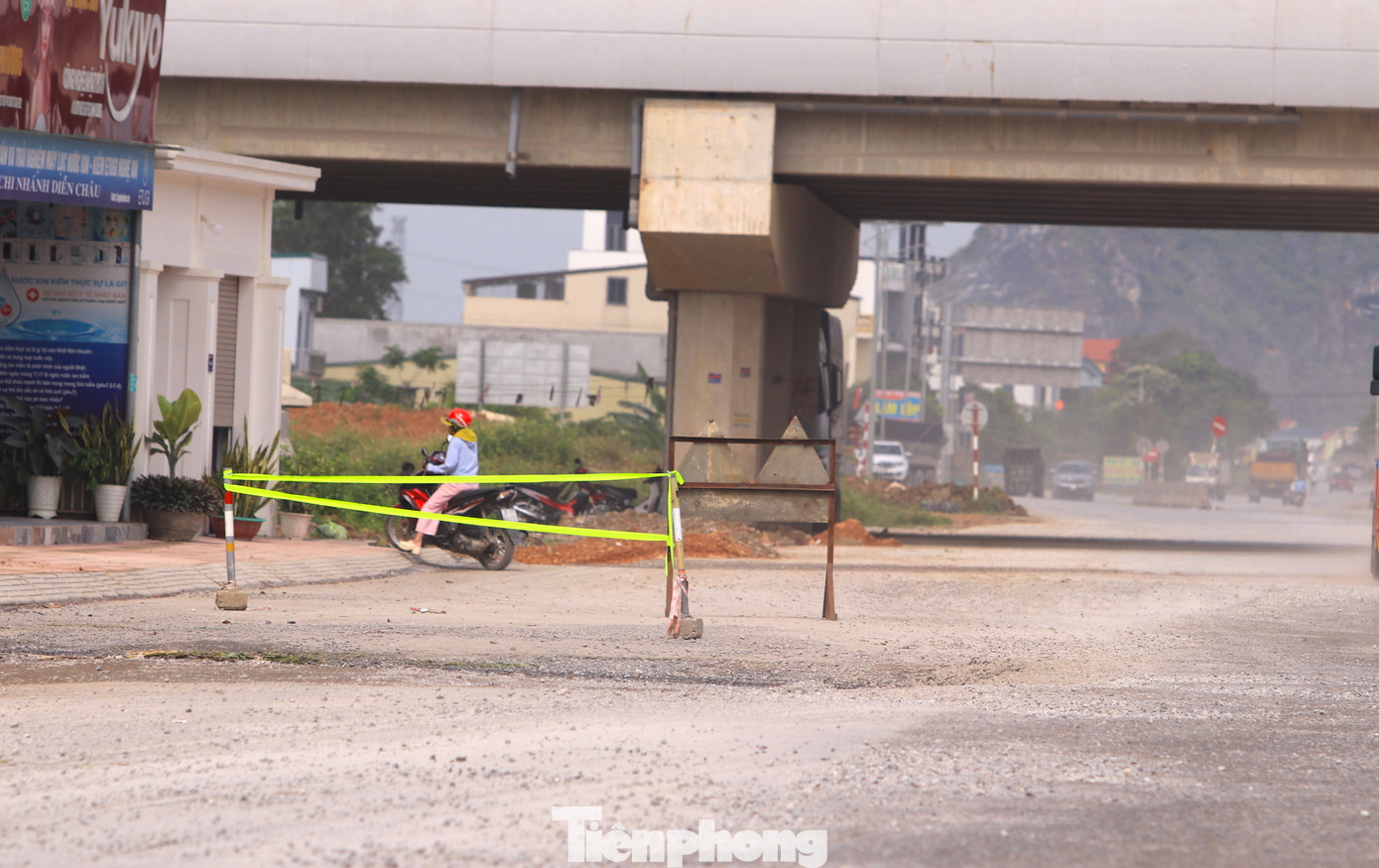 Nhiều điểm đường xuống cấp có hố sâu phải lập rào chắn để cảnh báo phương tiện và người dân không đi vào.