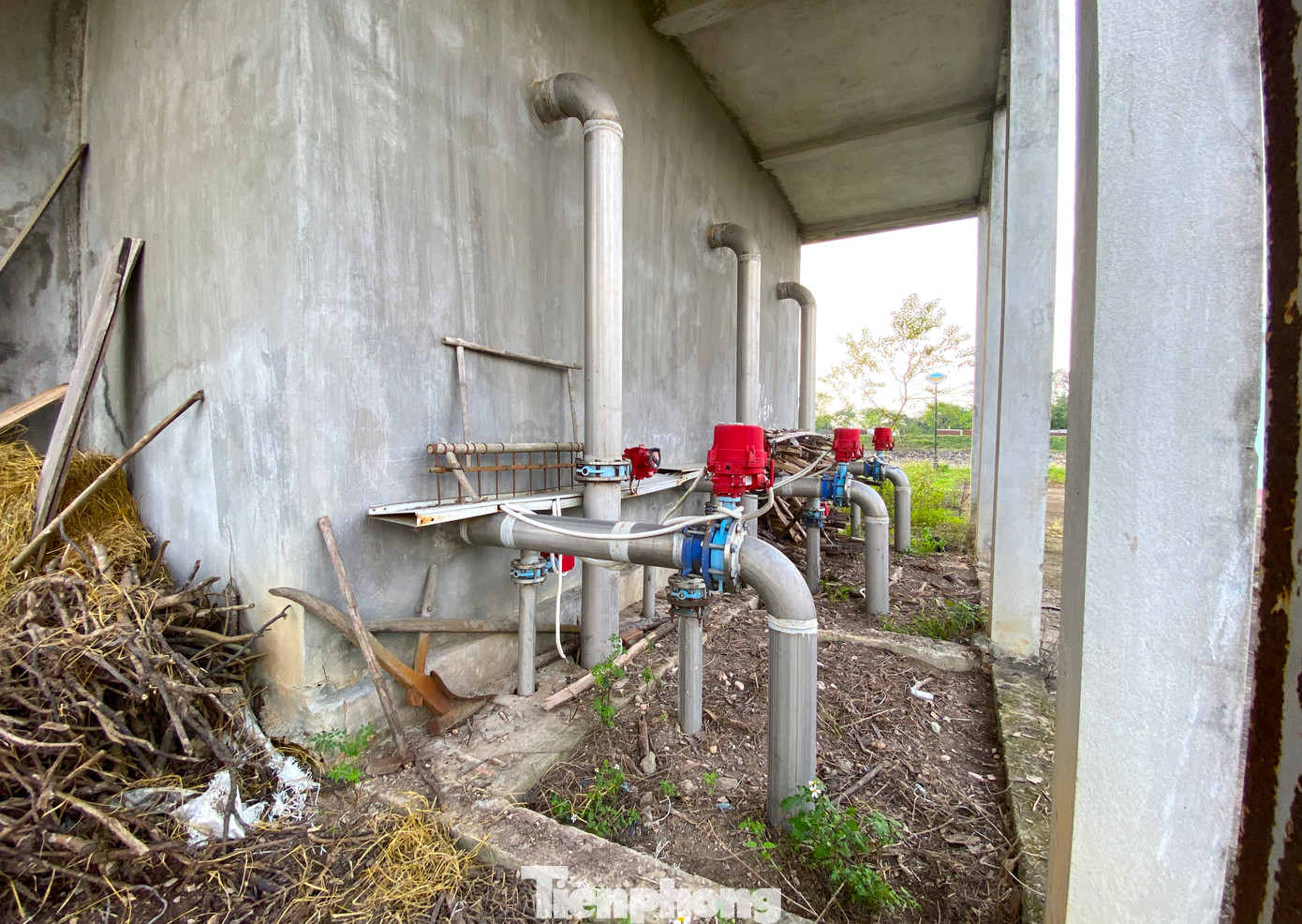 Một số khu vực trở thành nơi tập kết rơm rạ, dụng cụ sản xuất nông nghiệp của một số hộ dân xung quanh.