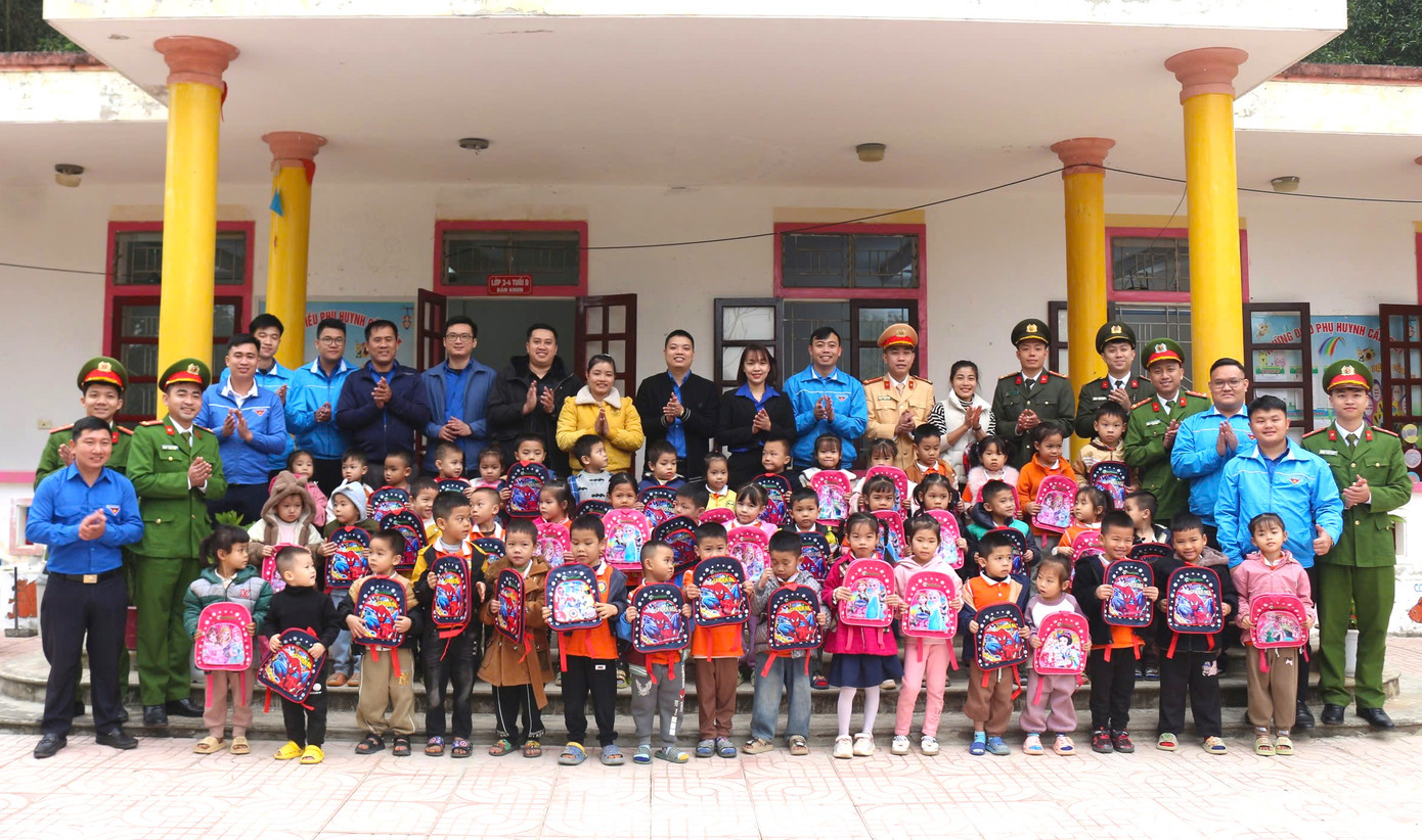 Ngoài ra, nhiều vật phẩm hỗ trợ học tập và sinh hoạt khác được ban tổ chức trao tặng đến Trường Phổ thông dân tộc bán trú tiểu học Châu Hội như 1 nồi cơm công nghiệp, 1 máy xay thịt công nghiệp, 1 Smart tivi, 2 máy lọc nước. Chương trình còn trao tặng 20 suất quà cho thanh niên công nhân và 10 suất quà cho học sinh nghèo trên địa bàn huyện Quỳ Châu.