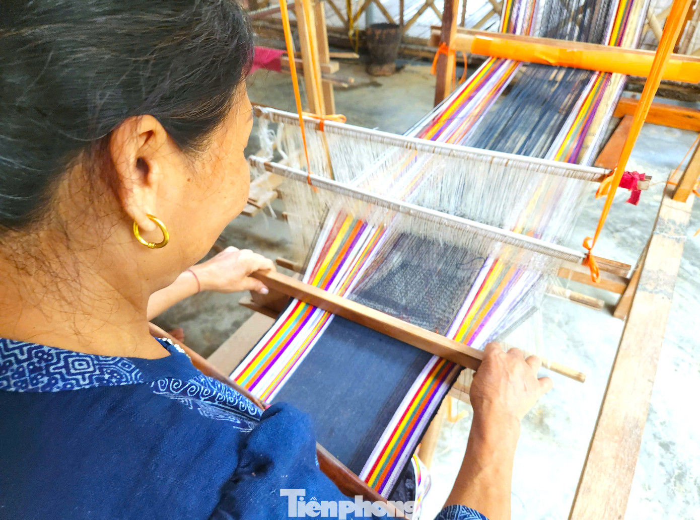 Vải thổ cẩm của phụ nữ Thái ở bản Hoa Tiến luôn thu hút du khách bởi những nét hoa văn độc đáo. “Mỗi loại hoa văn trên vải thổ cẩm thường tượng trưng cho một câu chuyện riêng. Những lúc rảnh rỗi, tôi cũng thường dệt những tấm vải vừa trưng bày, vừa làm kỷ niệm” - bà Bích nói.