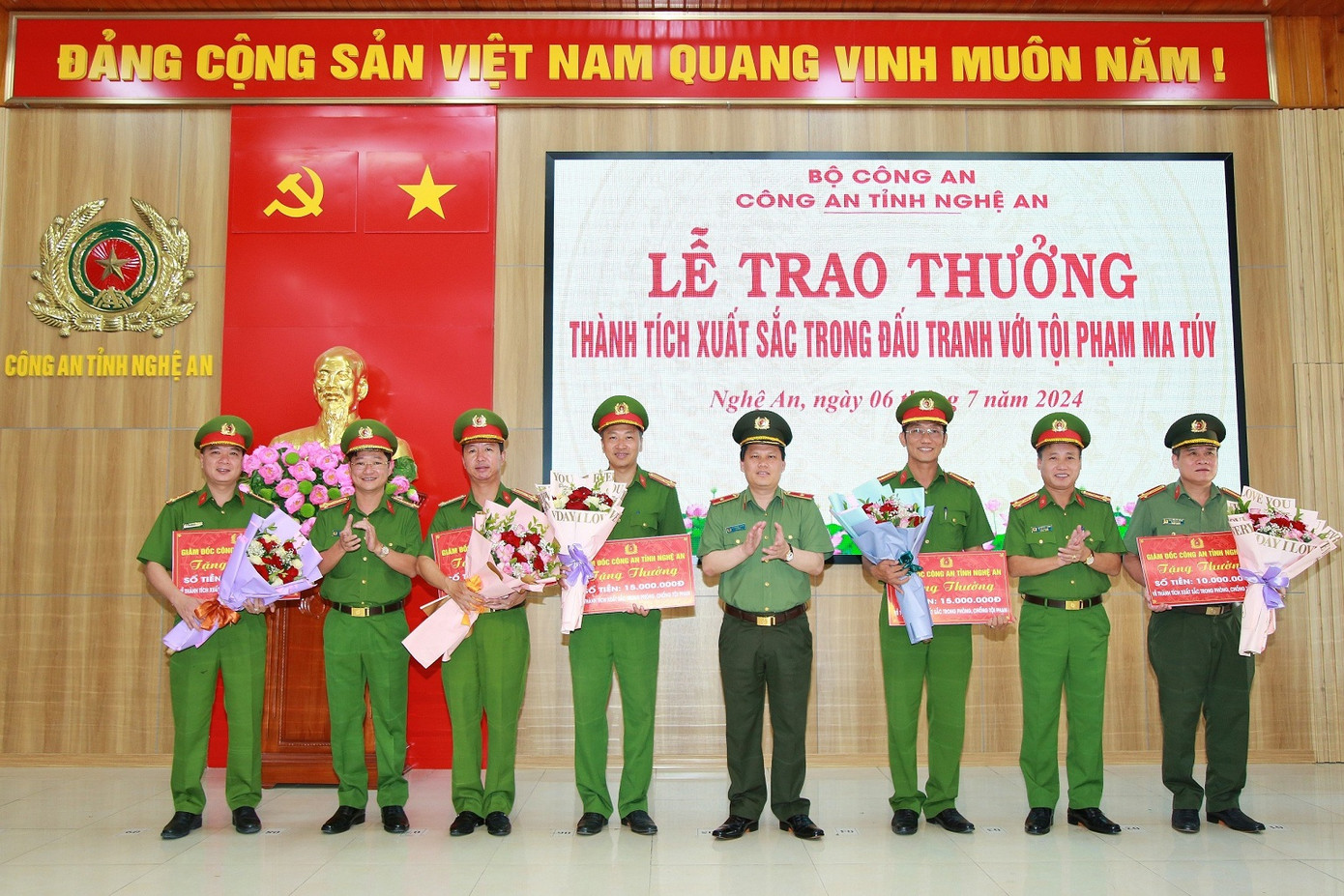 Thiếu tướng Bùi Quang Thanh - Giám đốc Công an tỉnh Nghệ An trao thưởng các đơn vị có thành tích xuất sắc trong đấu tranh với tội phạm ma túy. Thiếu tướng Bùi Quang Thanh - Giám đốc Công an tỉnh Nghệ An trao thưởng các đơn vị có thành tích xuất sắc trong đấu tranh với tội phạm ma túy.