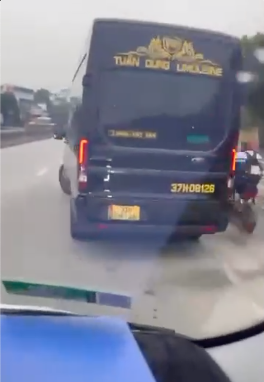 Xe khách của nhà xe Tuấn Dung liên tục lạng lách đánh võng, chèn ép xe phía sau. Điều đáng nói, thời điểm này có rất đông các phương tiện tham gia giao thông khiến dư luận bức xúc. Xe khách của nhà xe Tuấn Dung liên tục lạng lách đánh võng, chèn ép xe phía sau. Điều đáng nói, thời điểm này có rất đông các phương tiện tham gia giao thông khiến dư luận bức xúc.