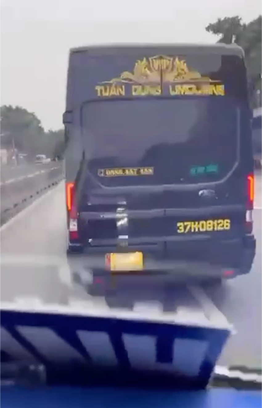 Xe khách của nhà xe Tuấn Dung liên tục lạng lách đánh võng, chèn ép xe phía sau. Điều đáng nói, thời điểm này có rất đông các phương tiện tham gia giao thông khiến dư luận bức xúc. Xe khách của nhà xe Tuấn Dung liên tục lạng lách đánh võng, chèn ép xe phía sau. Điều đáng nói, thời điểm này có rất đông các phương tiện tham gia giao thông khiến dư luận bức xúc.