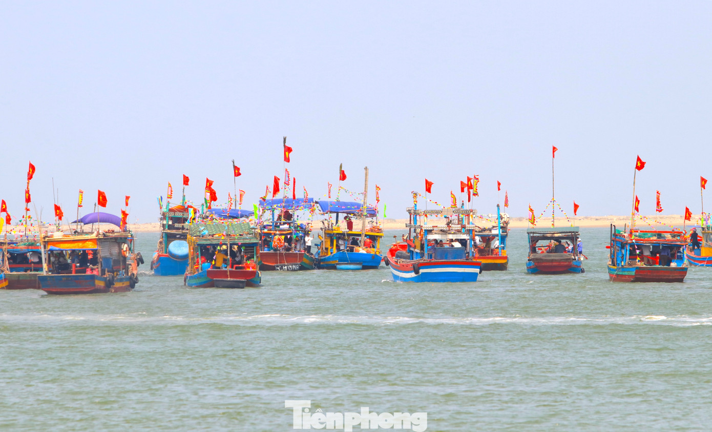 Sau lễ cúng tế, tất cả đoàn rước quay đầu chạy về dưới chân cầu Cửa Hội. Tại đây sẽ diễn ra các hoạt động văn hóa văn nghệ và các hoạt động vui chơi của các ngư dân.