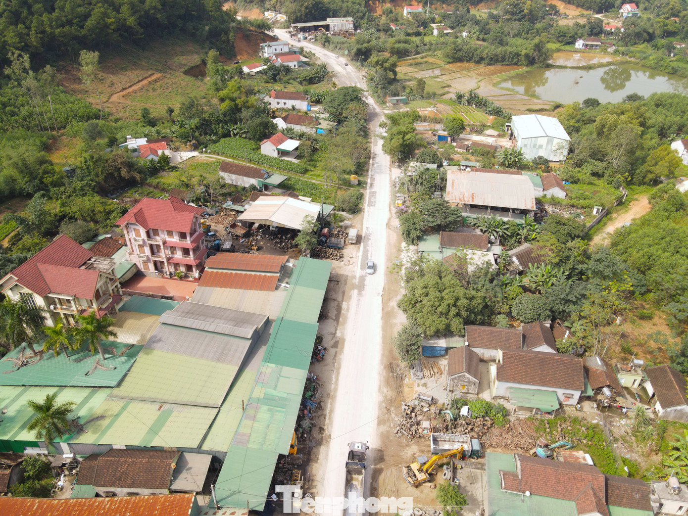 Tại xã Mỹ Thành (huyện Yên Thành, Nghệ An) hiện vẫn còn nhiều điểm chưa được giải phóng mặt bằng bàn giao cho đơn vị thi công triển khai dự án. Không những thế, hai bên đường có nhiều nhà xưởng mua bán phế liệu để vật liệu lấn chiếm hành lang an toàn giao thông khiến mặt đường vốn đã nhỏ nay càng bị thu hẹp.