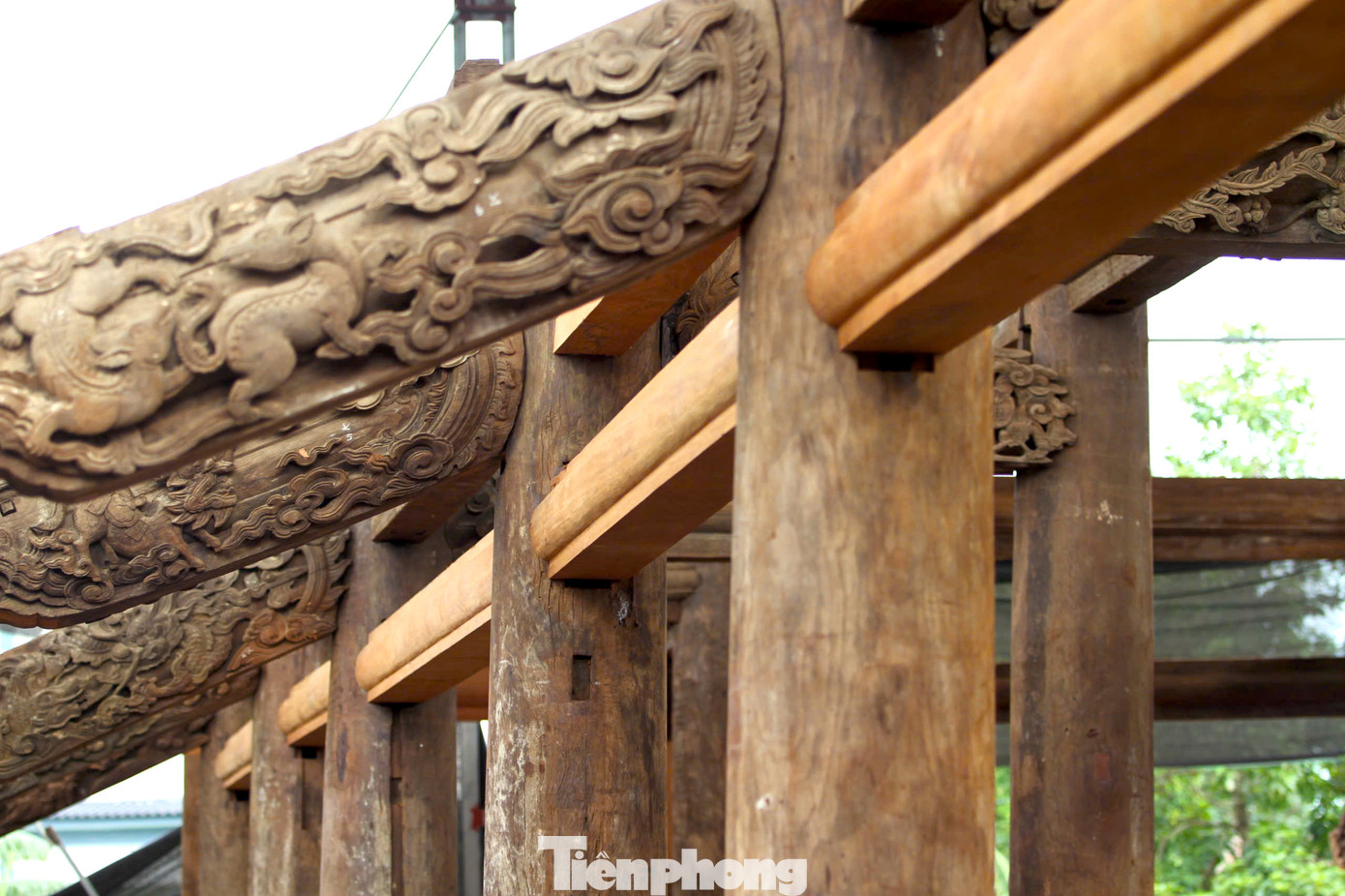 Ông Nguyễn Văn Quang (54 tuổi, trú xã Nam Lộc, huyện Nam Đàn, Nghệ An) có hơn 25 năm theo nghề mộc chia sẻ những chi tiết gỗ trong đình được chạm trổ rất tinh xảo. Quá trình tu sửa, ông và những người thợ phải cẩn thận, nhẹ nhàng để không làm ảnh hưởng đến những "bức họa" điêu khắc trên gỗ.