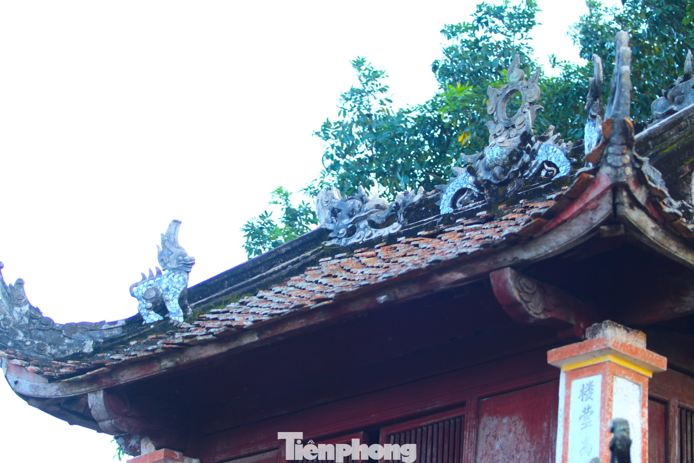 Đây là một ngôi nhà có 4 cột, 2 tầng, 8 mái với các đầu đao cong vút. Một số tài liệu ghi chép thể hiện, nghi môn đền Cả là nơi các vị chức sắc hương hào, trưởng lão nghỉ ngơi và tịnh túc trước khi vào đền tế thần. Công trình này có hình dạng như Khuê Văn Các tại Văn miếu Quốc Tử Giám. Tầng dưới của nghi môn để trống, tầng trên có 4 cửa thông ra 4 hướng và thông xuống tầng dưới bằng một lỗ cửa của ván trần. Ngày nay người dân hàn một chiếc thang sắt để leo lên tầng trên thắp hương ngày lễ.