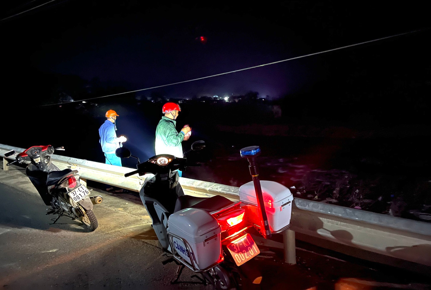 Cơ quan chức năng tìm kiếm nạn nhân M. trong đêm 2/11. Cơ quan chức năng tìm kiếm nạn nhân M. trong đêm 2/11.