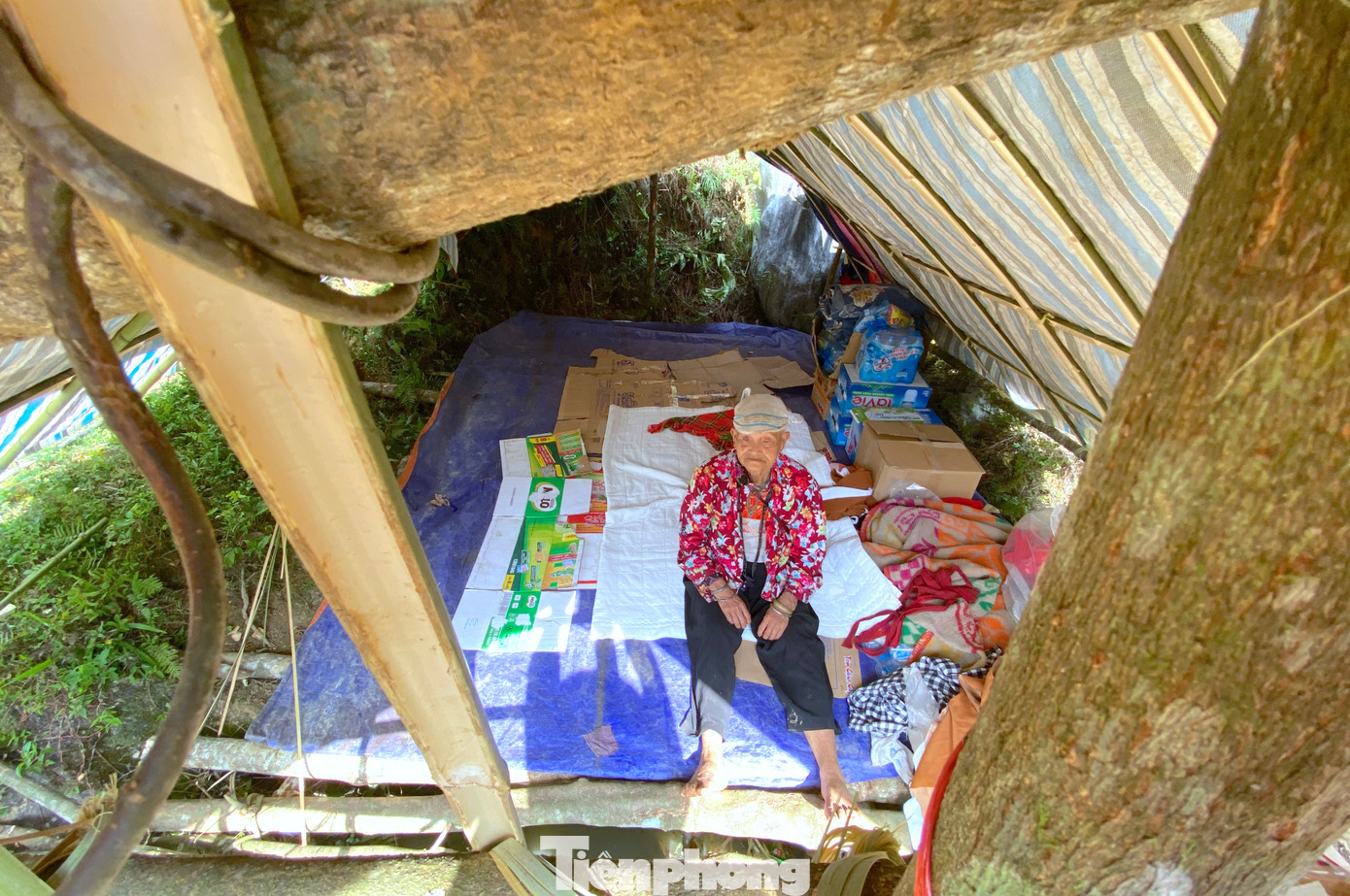 Bà Lý Mùi Diện (84 tuổi, trú xóm Lũng Luông) cho hay, đợt sạt lở vừa qua tuy nhà không ảnh hưởng nhưng lo sợ núi sập, bà Diện cùng người thân, hàng xóm rời nhà lên Chạn Xá dựng lán ở tạm. "Con cháu ở nơi khác, tôi chỉ ở một mình. Mấy hôm các đoàn cứu trợ đi qua cho gì thì ăn nấy. Giờ già yếu rồi, chẳng mong gì chỉ mong con cháu mình được bình an", bà Diện buồn nói.