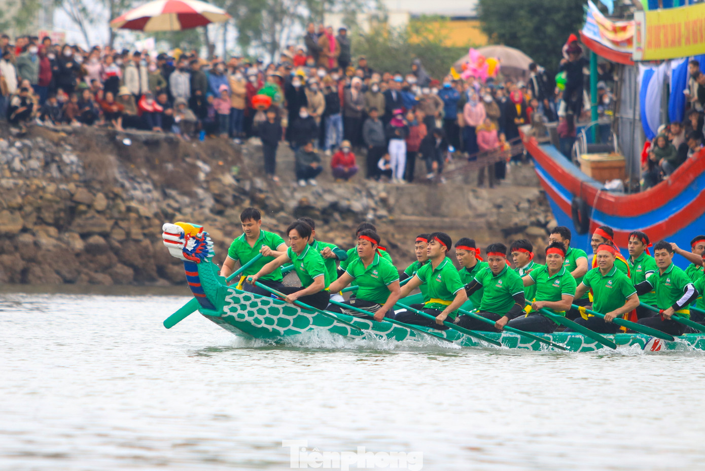 Trên sông, các đội đua hết mình chèo để dành chiến thắng. Trên sông, các đội đua hết mình chèo để dành chiến thắng.