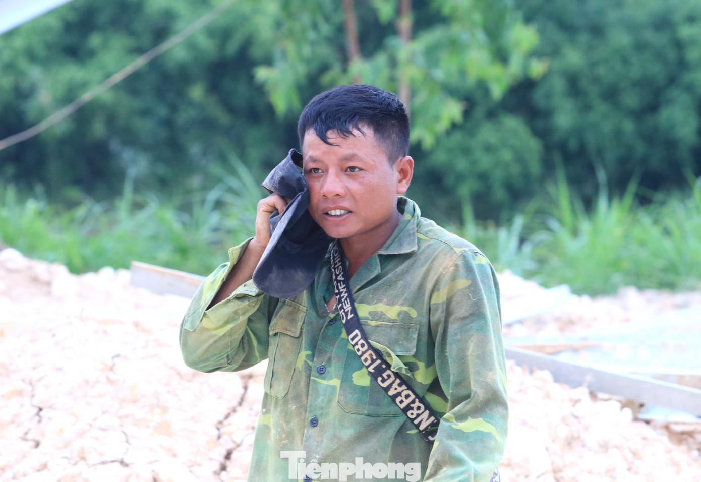 Nắng nóng vất vả, các công nhân phải liên tục xuống nghỉ ngơi uống nước lấy lại sức rồi tiếp tục làm.