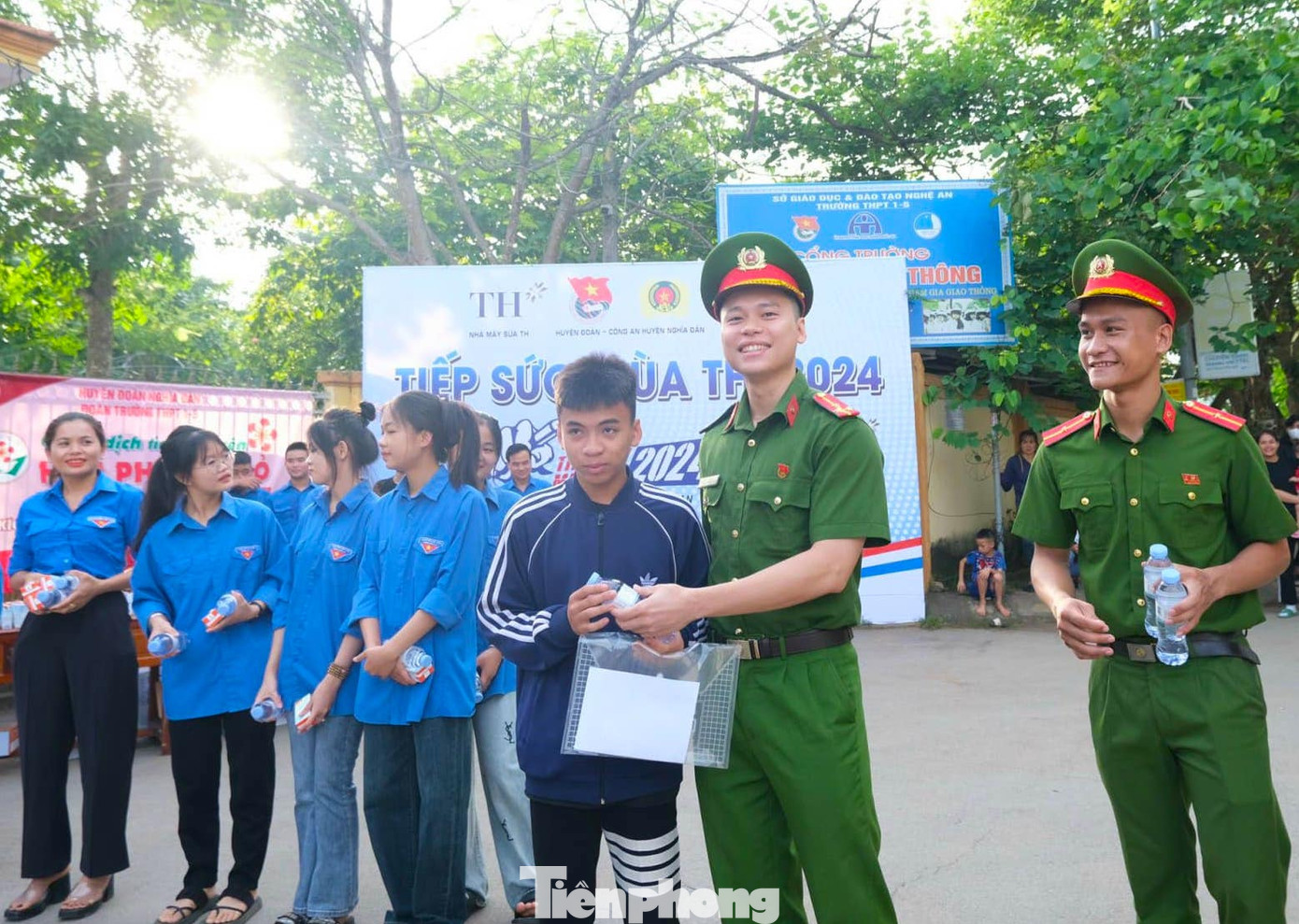 Những chai nước, lời động viên góp phần giúp các thí sinh có thêm sự tự tin, cố gắng hoàn thành bài thi của mình.