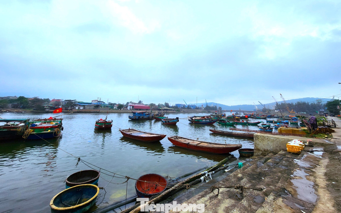 Bến cá Nghi Thủy nằm ở vị trí cuối nguồn sông Cấm thuộc phường Nghi Thủy (thị xã Cửa Lò, Nghệ An). Đây là nơi tàu thuyền của bà con ngư dân ra vào mỗi lúc đi biển đánh bắt hải sản.